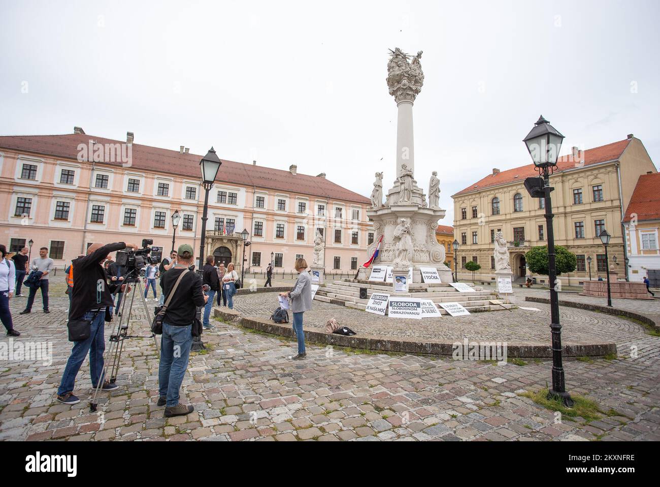 Mehrere Bürger versammelten sich am 15. Mai 2021 bei der World Wide Rally for Freedom in Osijek, Kroatien. Die Bürger protestierten unter dem Vorwand des Schutzes vor Krankheiten, eines ungetesteten Impfstoffs und der Einführung von Covid-Pässen gegen repressive politische Maßnahmen. Foto: Davor Javorovic/PIXSELL Stockfoto