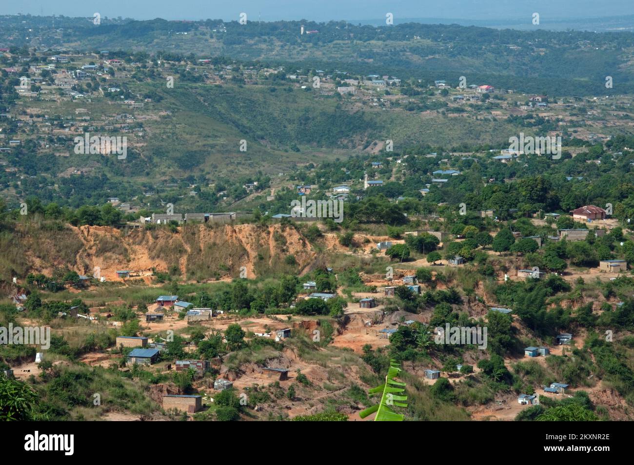 Hügel um Kinshasa, Demokratische Republik Kongo. Die Auswirkungen der Erosion sind im Vordergrund deutlich zu erkennen. Stockfoto