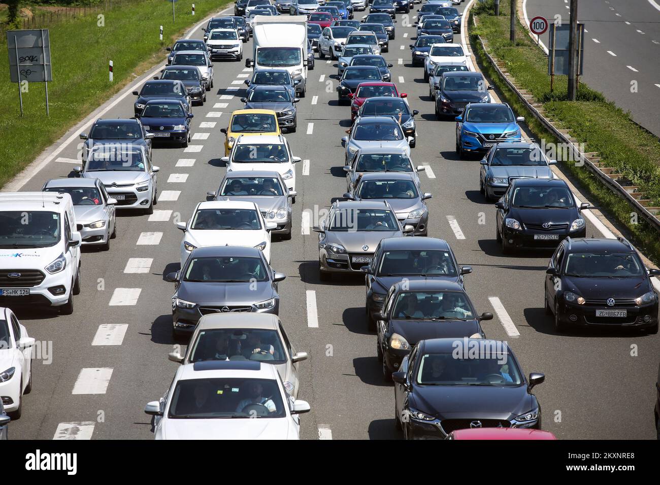 Am 03. Juni 2021 stehen die Autos in einer langen Schlange auf der kroatischen Autobahn A1 in Lucko, Kroatien. Kroatien feiert das Fest des Corpus Christi, das Festival der römisch-katholischen Kirche. Corpus Christi ist ein offizieller Feiertag in Kroatien, so dass Schulen, Banken, Regierungsbüros und die meisten privaten Unternehmen geschlossen sind. Foto: Zeljko Hladika/PIXSELL Stockfoto