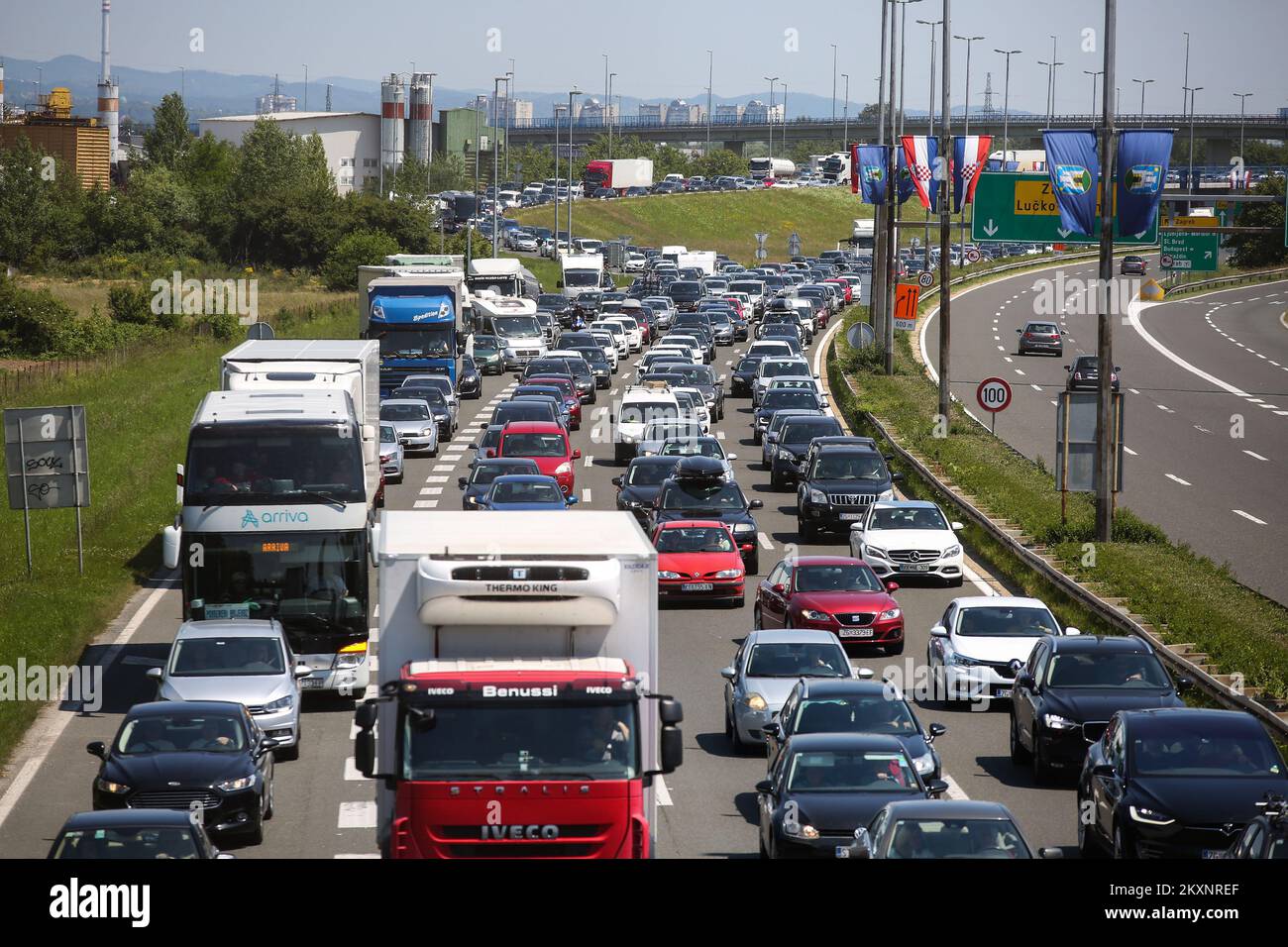 Am 03. Juni 2021 stehen die Autos in einer langen Schlange auf der kroatischen Autobahn A1 in Lucko, Kroatien. Kroatien feiert das Fest des Corpus Christi, das Festival der römisch-katholischen Kirche. Corpus Christi ist ein offizieller Feiertag in Kroatien, so dass Schulen, Banken, Regierungsbüros und die meisten privaten Unternehmen geschlossen sind. Foto: Zeljko Hladika/PIXSELL Stockfoto