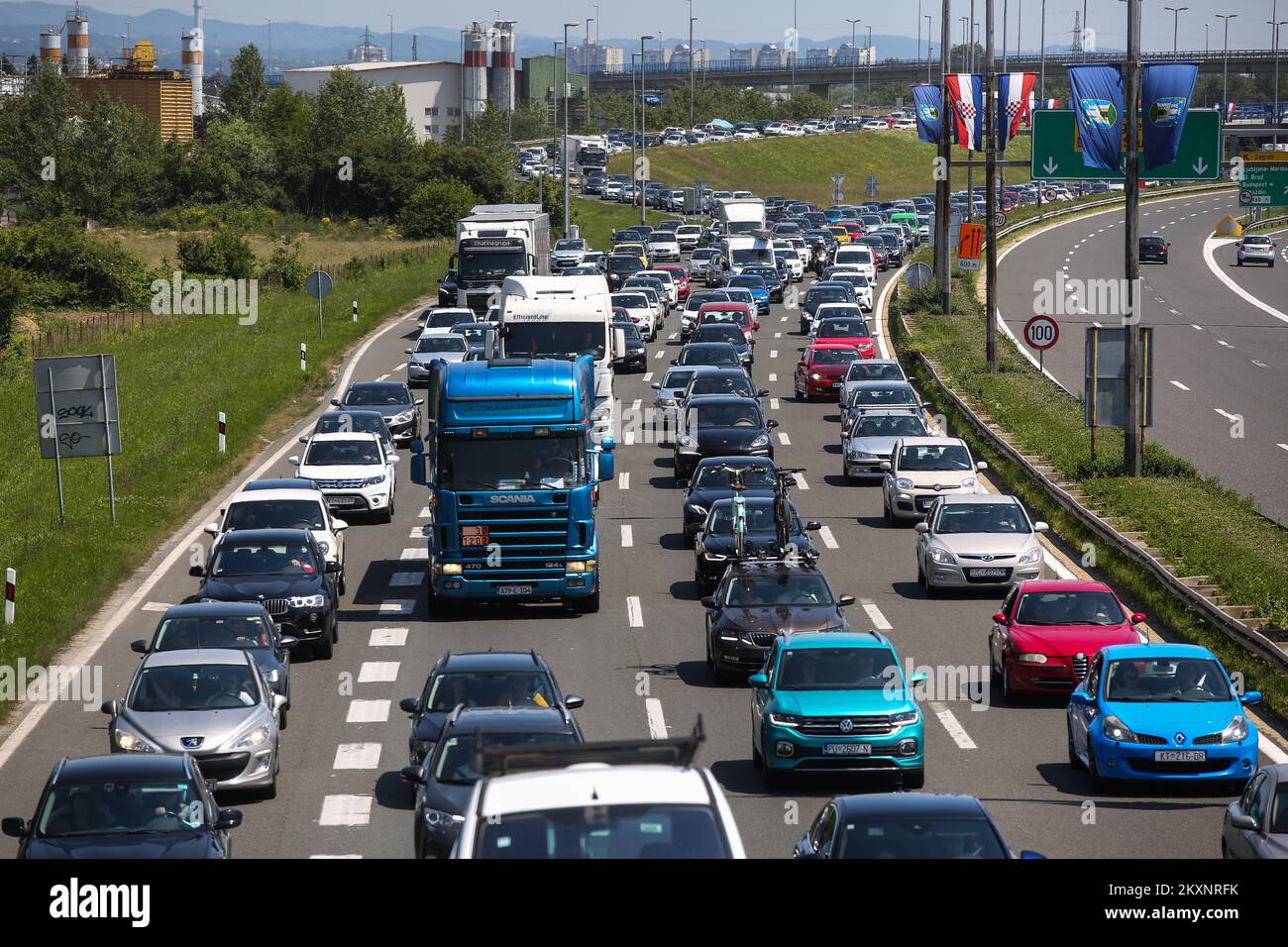 Am 03. Juni 2021 stehen die Autos in einer langen Schlange auf der kroatischen Autobahn A1 in Lucko, Kroatien. Kroatien feiert das Fest des Corpus Christi, das Festival der römisch-katholischen Kirche. Corpus Christi ist ein offizieller Feiertag in Kroatien, so dass Schulen, Banken, Regierungsbüros und die meisten privaten Unternehmen geschlossen sind. Foto: Zeljko Hladika/PIXSELL Stockfoto