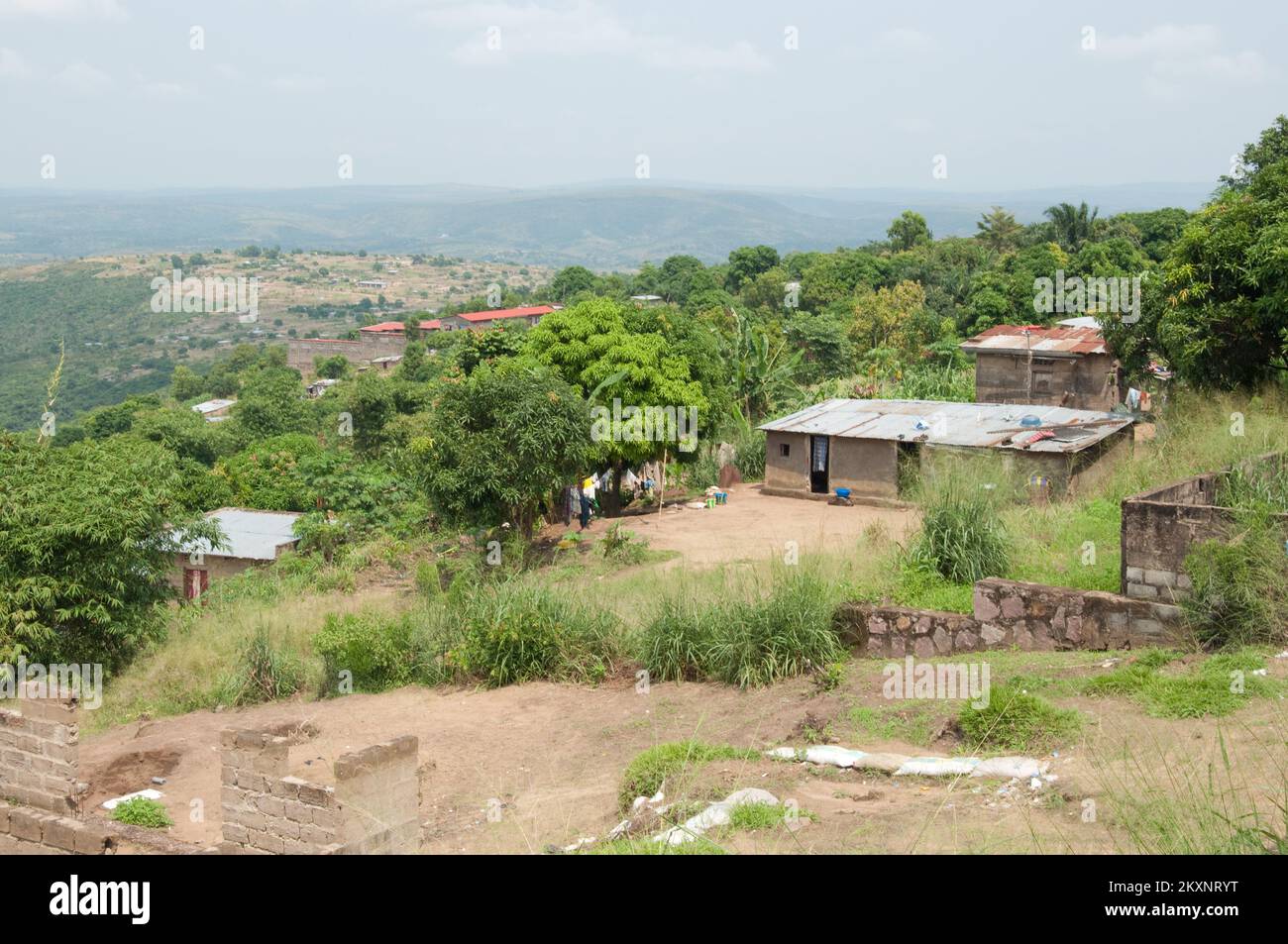 Homestead, Innenhof und Hügel rund um Kinshasa, Demokratische Republik Kongo Stockfoto