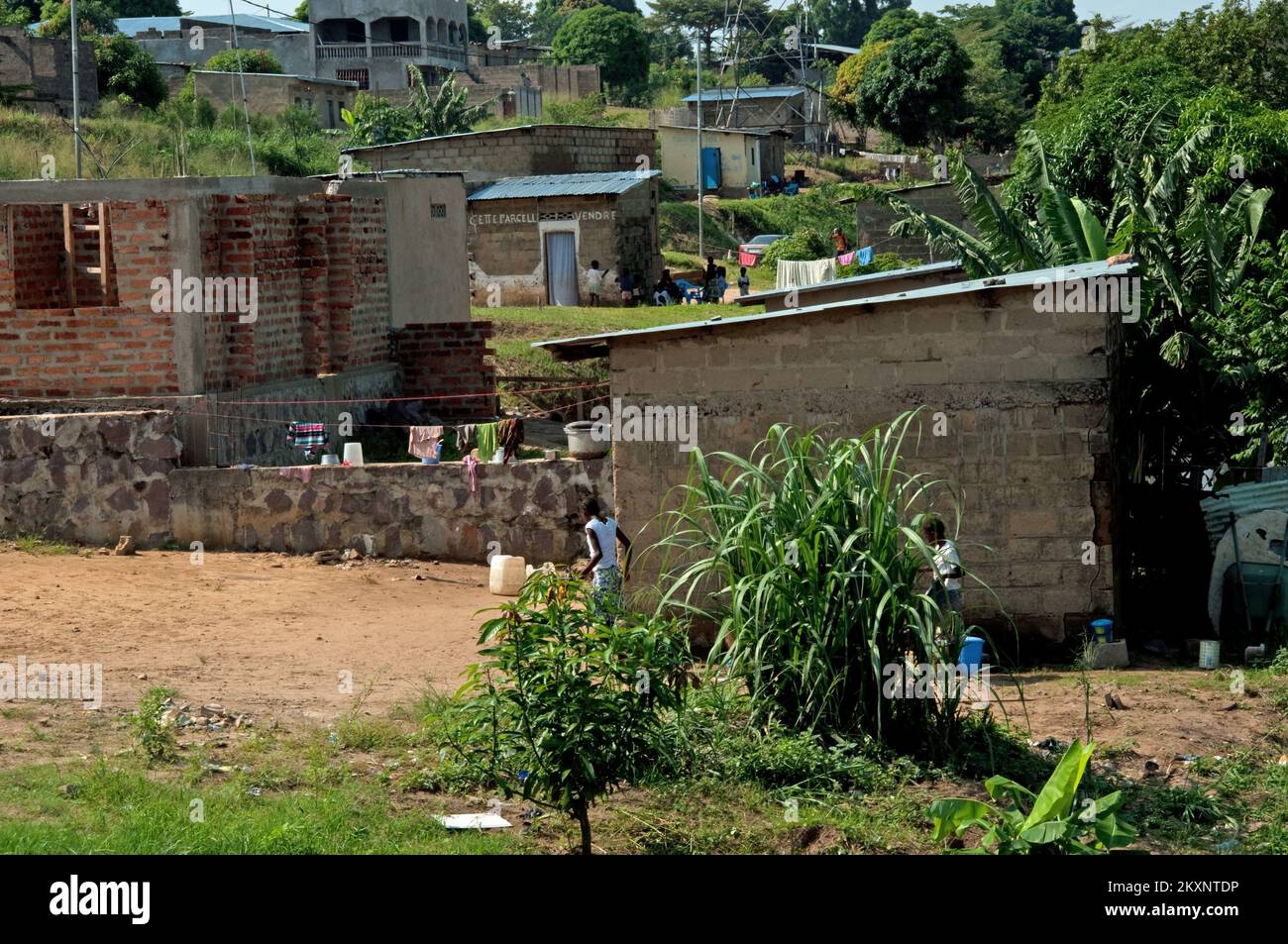 Höfe und Häuser am Stadtrand von Kinshasa; Demokratische Republik Kongo; Stockfoto