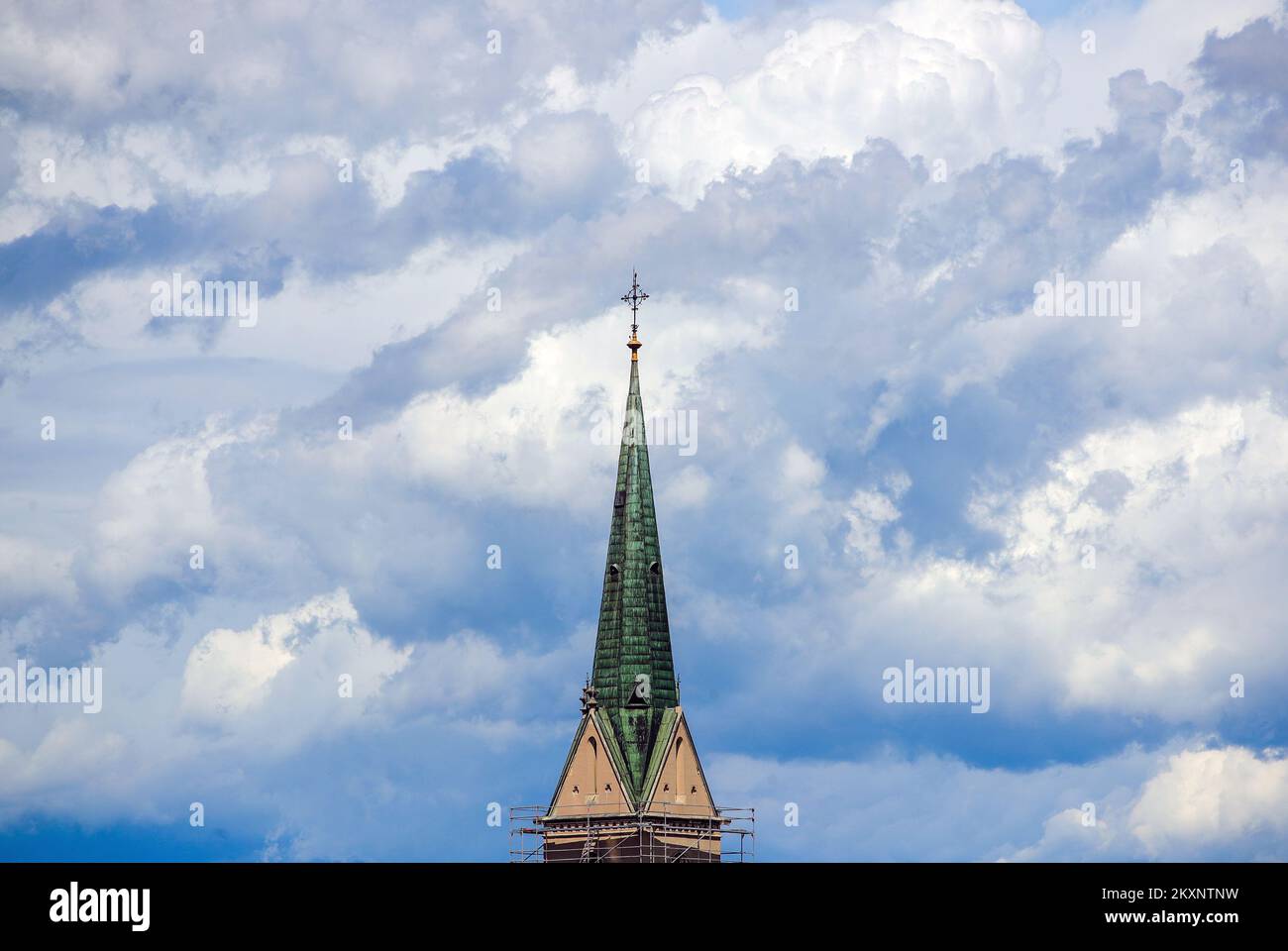 05.04.2021., Zagreb - die Kombination aus Wolken und blauem Himmel schuf das Bild einer echten Postkarte der Stadt in Zagreb, Kroatien am 5. Juni 2021. Der Blick von der Oberstadt auf die Sehenswürdigkeiten im Zentrum der Stadt kann wirklich bezaubernd sein. Foto: Sanjin Strukic/PIXSELL Stockfoto