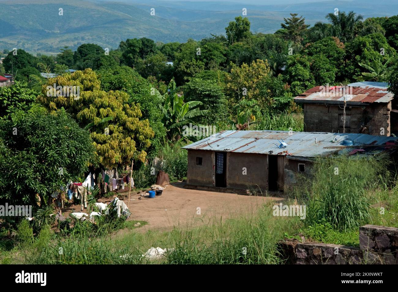 Innenhof und Haus am Stadtrand von Kinshasa, Demokratische Republik Kongo; Stockfoto