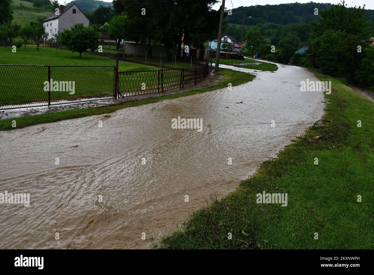 Der Sturm überflutete die Siedlung Vidovci, die sich am 6. Juni 2021 in der Stadt Pozega, Kroatien, befindet. Die Gegend um Pozega wurde nach starkem Regen, der am Nachmittag fiel, überflutet. Foto: Ivica Galovic/PIXSELL Stockfoto