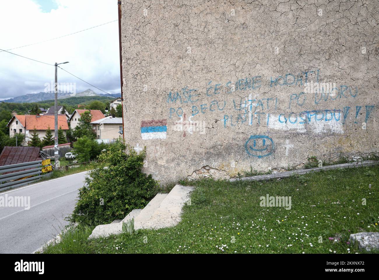 Das Dorf Bozanovici in der Nähe von Kalinovik ist der Geburtsort des Kriegsverbrechers Ratko Mladic. Die Dorfbewohner unterstützen immer noch Ratko Mladic und hoffen, dass das Gericht in Den Haag ihn von allen Anschuldigungen freispricht. Das endgültige Urteil gegen Ratko Mladic, den ehemaligen Befehlshaber des Generalstabs der Republika Srpska, Der wegen der schwersten Kriegsverbrechen in Bosnien und Herzegowina (1992-1995), einschließlich Völkermord, angeklagt wird, wird am Dienstag, den 8. Juni, in Den Haag, nach seiner erstinstanzlichen Verurteilung zu lebenslanger Haft, verurteilt. Foto: Armin Durgut/PIXSELL Stockfoto