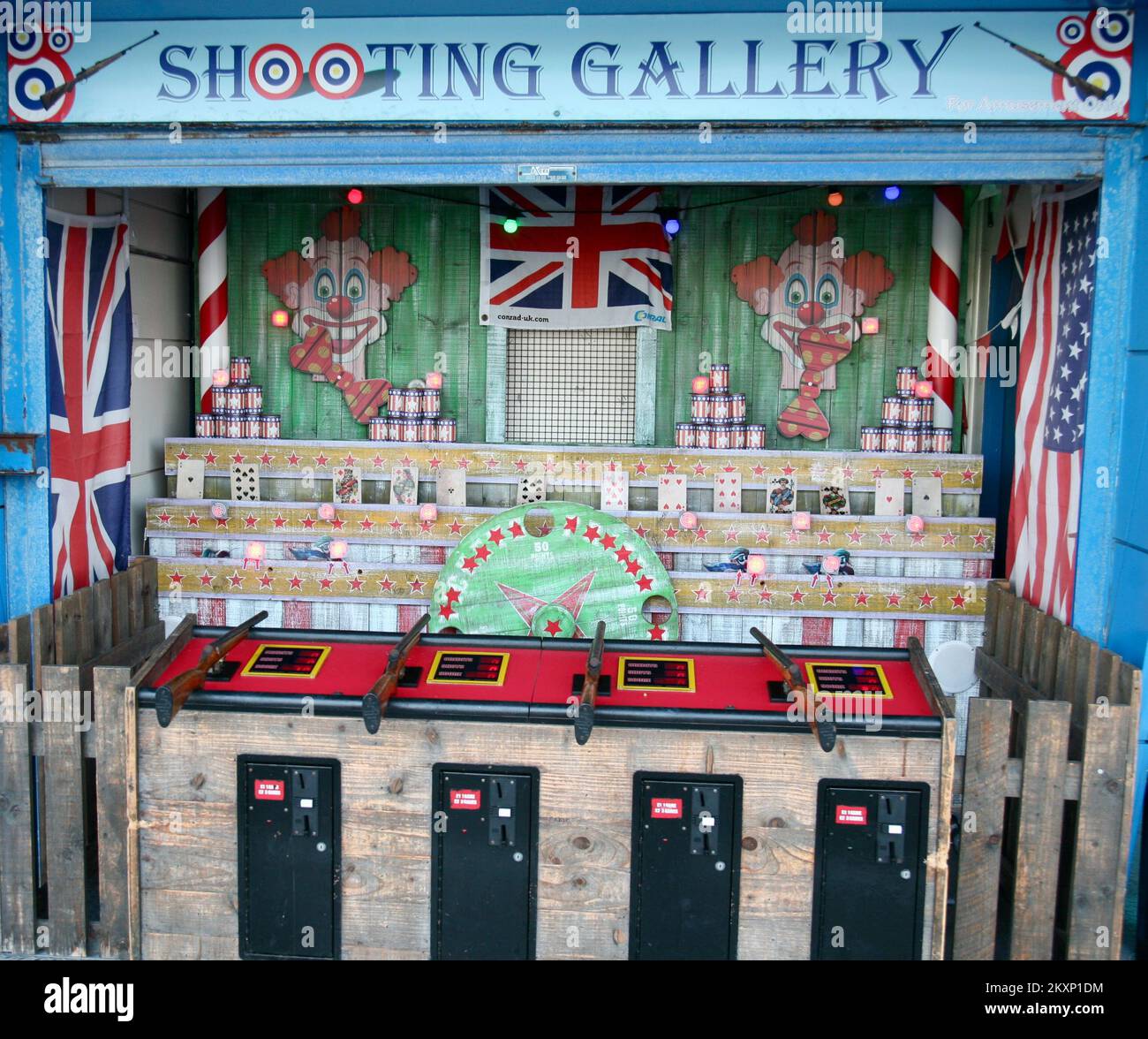 Ein Blick auf die Shooting Gallery in The Old Penny Arcade, Southport Pier, Southport, Merseyside, Vereinigtes Königreich, Europa Stockfoto