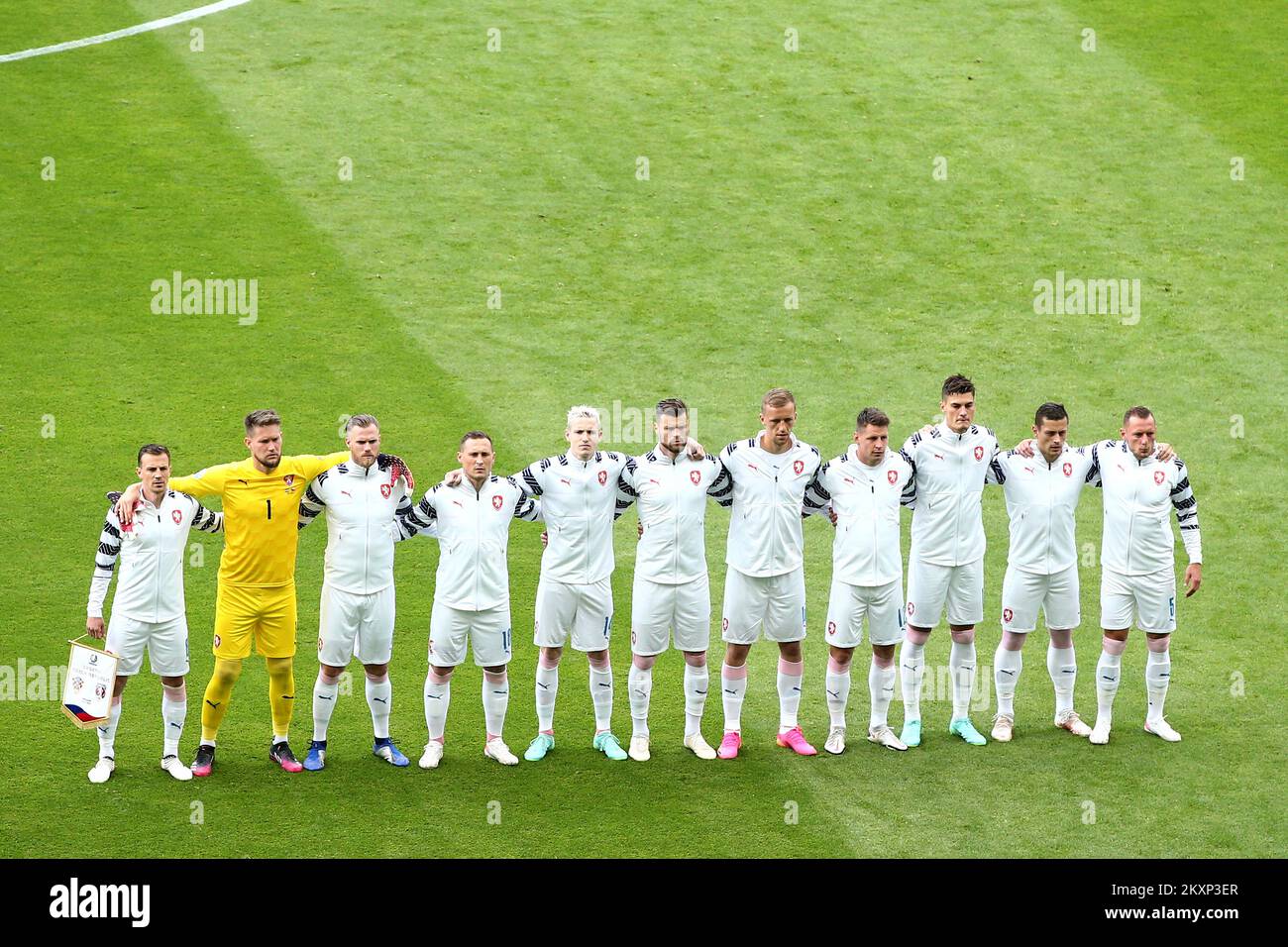 Die tschechische Nationalmannschaft stellt sich am 18. Juni 2021 im Hampden Park vor dem UEFA Euro 2020 Championship Group D Spiel zwischen Kroatien und der Tschechischen Republik für die Nationalhymne auf. Foto: Goran Stanzl/PIXSELL Stockfoto