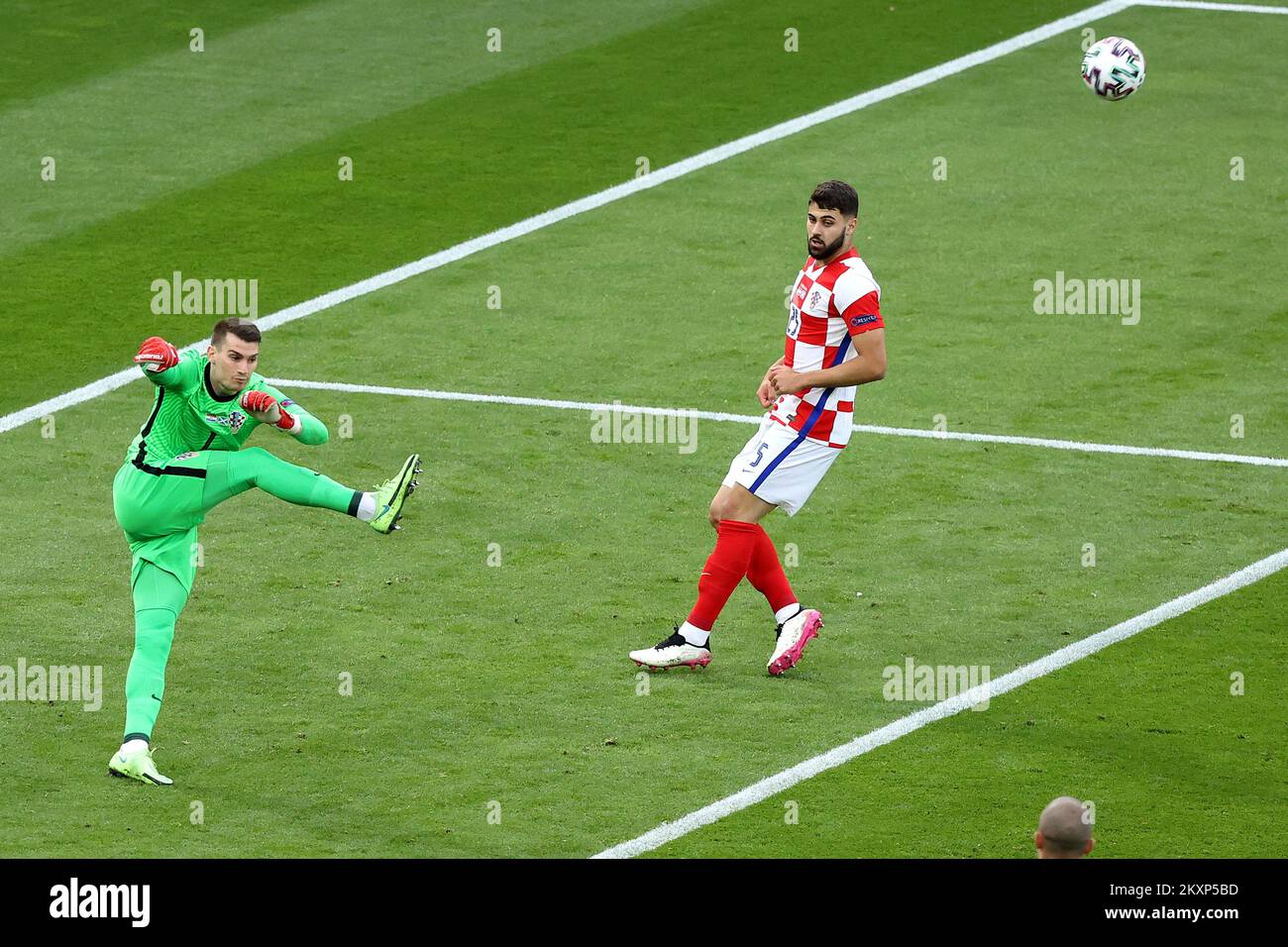 Kroatischer Torwart Dominik Livakovic in Aktion während des UEFA Euro 2020 Championship Group D-Spiels zwischen Kroatien und Schottland am 22. Juni 2021 im Hampden Park in Glasgow, Vereinigtes Königreich. Foto: Goran Stanzl/PIXSELL Stockfoto
