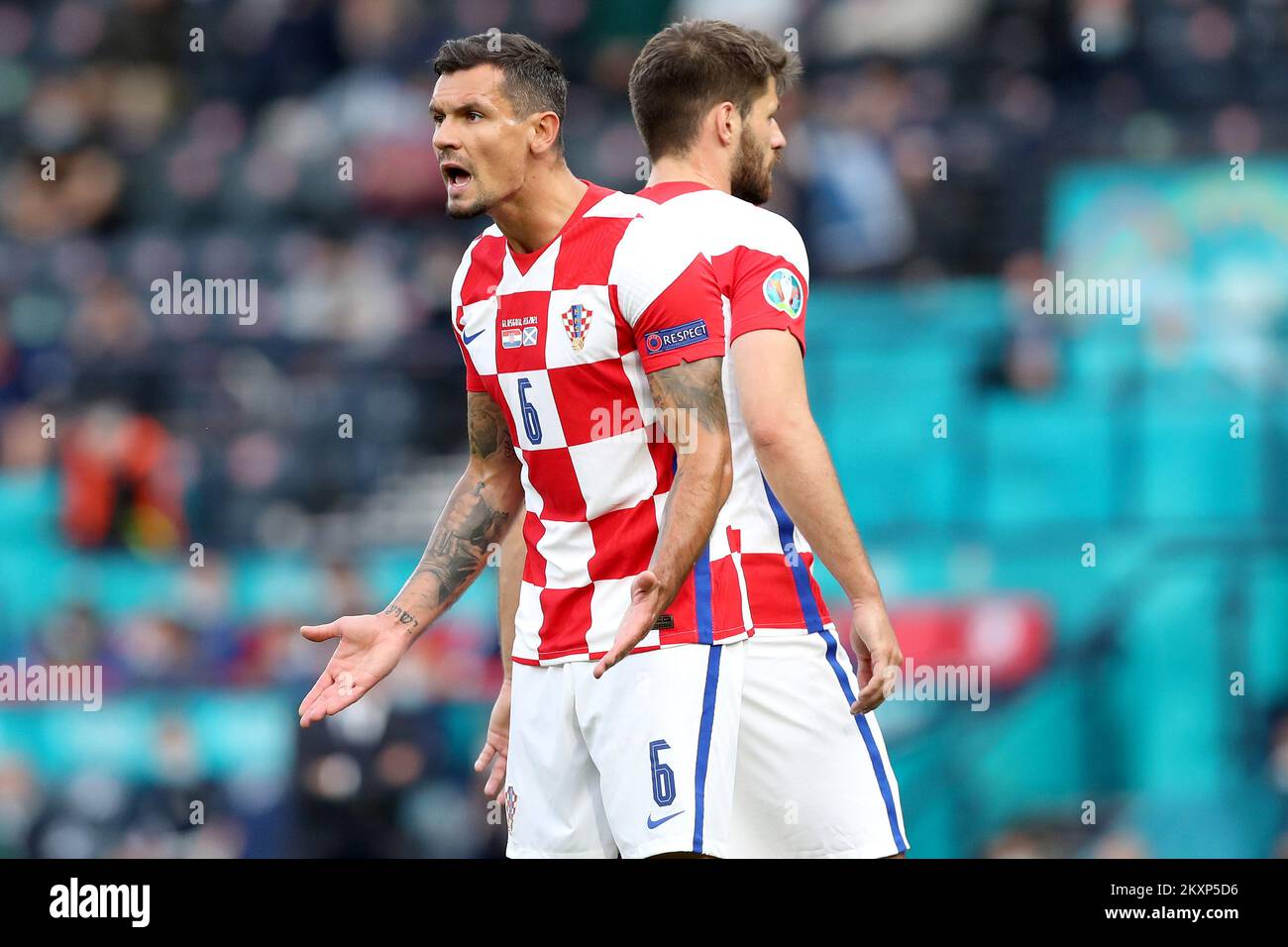 Dejan Lovren aus Kroatien reagiert auf ein gelbes Auto während des UEFA Euro 2020 Championship Group D-Spiels zwischen Kroatien und Schottland im Hampden Park am 22. Juni 2021 in Glasgow, Großbritannien. Foto: Luka Stanzl/PIXSELL Stockfoto