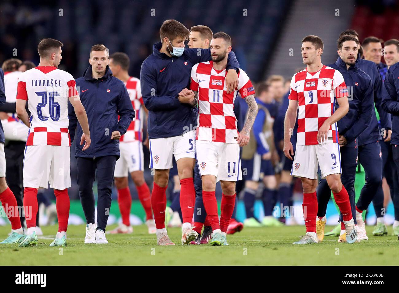 Duje Caleta Car aus Kroatien und Marcelo Brozovic aus Kroatien feiern am 22. Juni 2021 im Hampden Park in Glasgow, Großbritannien, einen Sieg nach dem Spiel der UEFA Euro 2020 Championship Group D zwischen Kroatien und Schottland. Foto: Luka Stanzl/PIXSELL Stockfoto