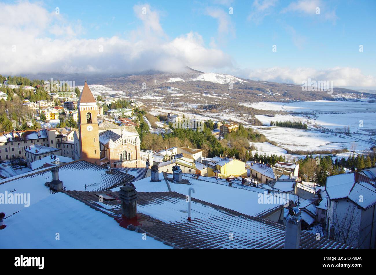 Rivisondoli (AQ) - Blick auf das charakteristische verschneite Bergdorf - Abruzzen - Italien Stockfoto