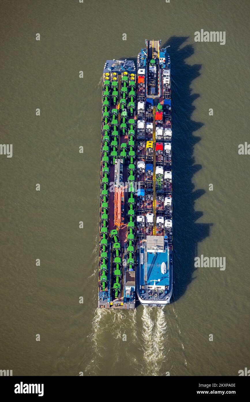 Luftaufnahme, Binnenschifffahrt auf dem Rhein in der Nähe des Südhafens, Rheinfrachter, der grüne Traktoren und LKW-Traktoren, Formen und Colo transportiert Stockfoto