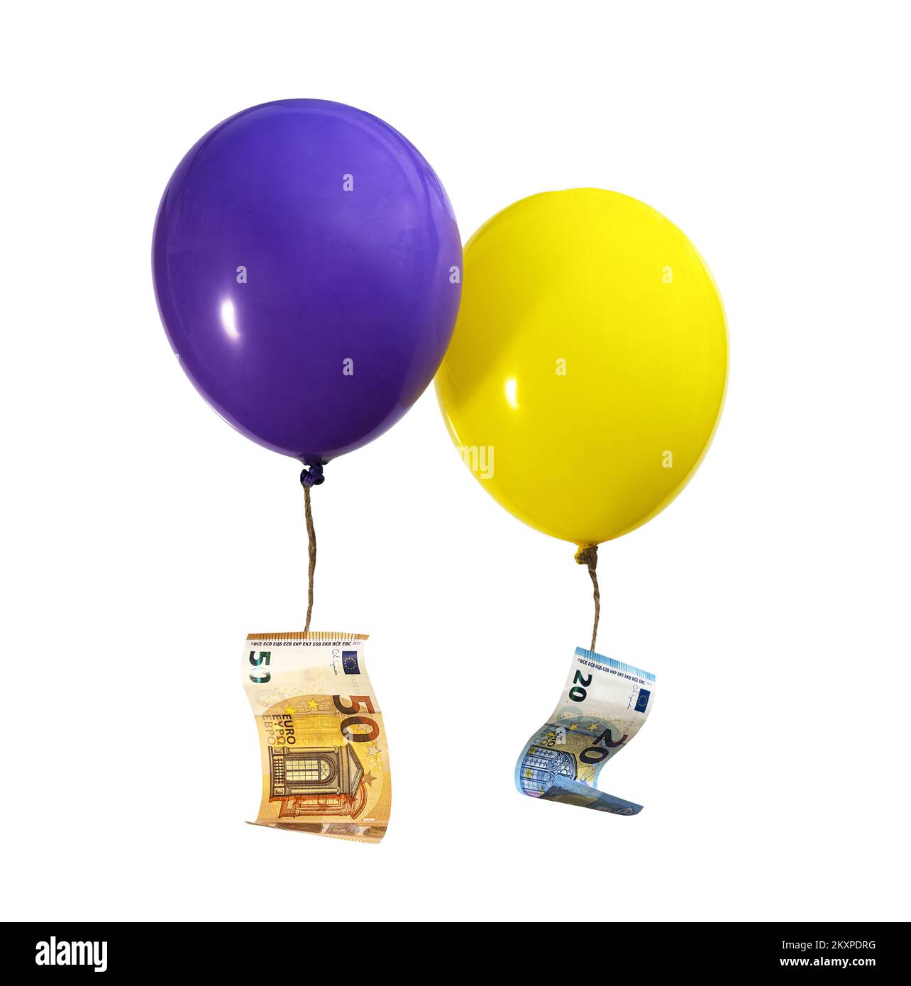 euro-Banknoten hängen von zwei bunten Ballons auf einem transparenten Hintergrund Stockfoto