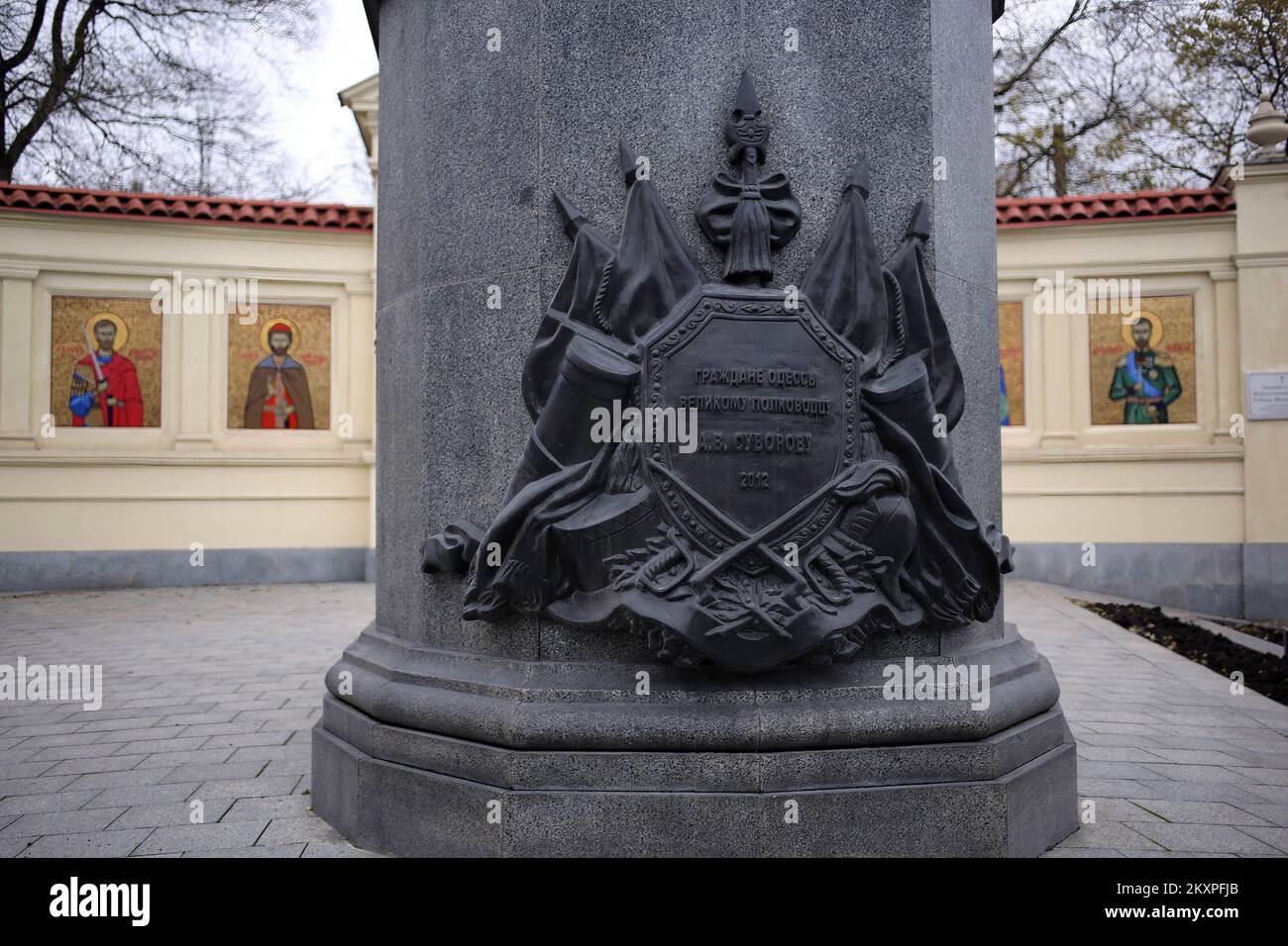 Die Inschrift in Russisch, die auf dem Denkmal für Suvorov "Bürger von Odessa" des großen Kommandanten A.V. zu sehen ist Suvorov“. Als Teil der Erlösung der Ukraine aus der russischen kaiserlichen Vergangenheit unterstützten die Abgeordneten die Entscheidung, die Denkmäler für die „Gründer von Odessa“ am Ekaterininskaja-Platz und A.V. zu zerlegen Suvorov auf der Pivdenna-Straße, während der XVI. Tagung des Stadtrates von Odessa. Stockfoto