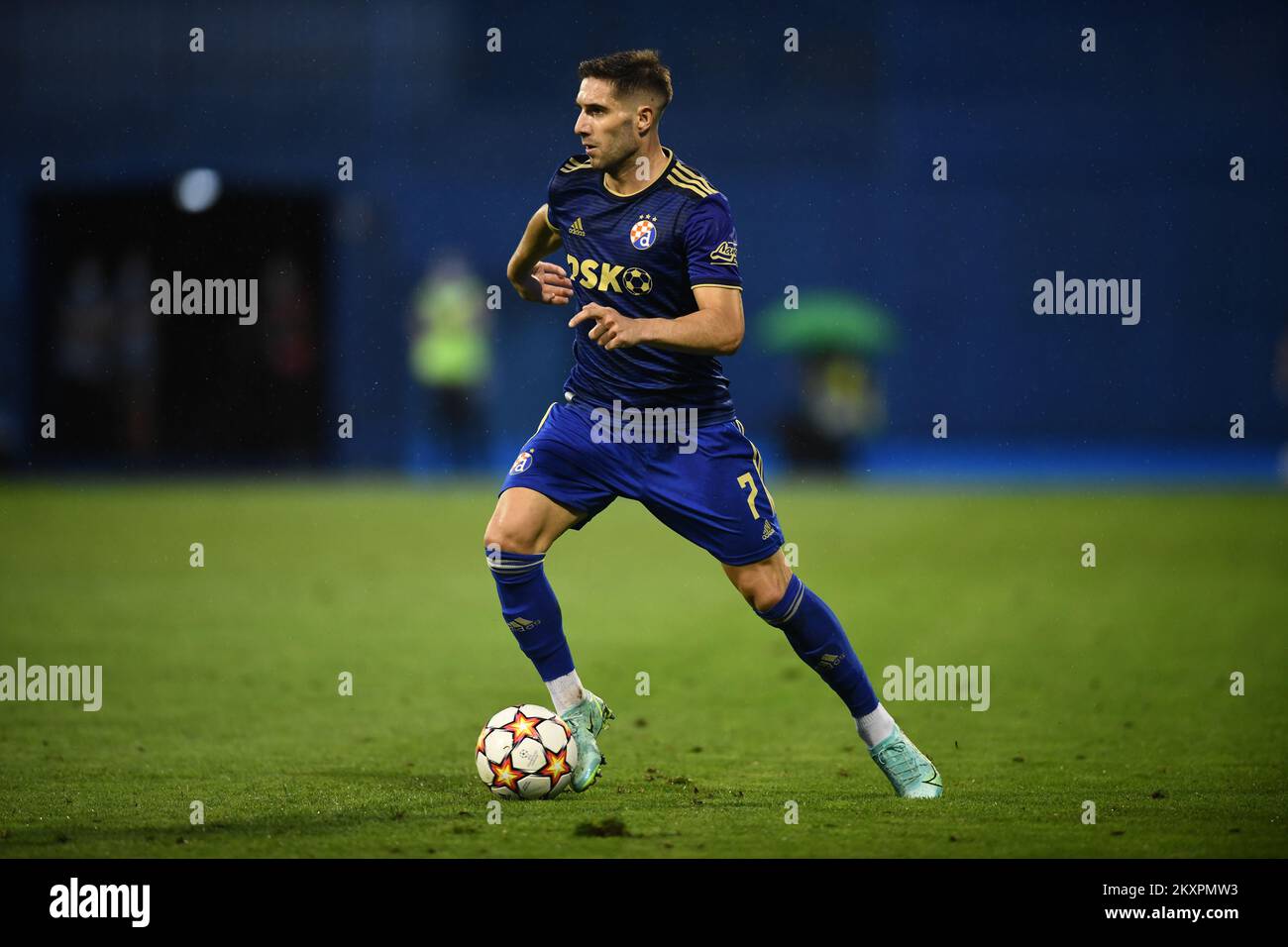 ZAGREB, KROATIEN - JULI 20: Luka Ivanusec von Dinamo Zagreb kontrolliert den Ball während des Spiels der UEFA Champions League in der zweiten Qualifikationsrunde zwischen GNK Dinamo Zagreb und Omonoia am 20. Juli 2021 im Stadion Maksimir in Zagreb, Kroatien. Foto: Josip Regovic/PIXSELL Stockfoto