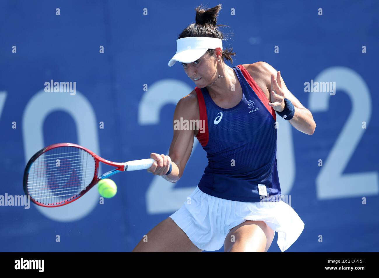 Caroline Garcia aus Frankreich dient dem Ball während eines Tenniswettbewerbs gegen Dona Vekic aus Kroatien bei den Olympischen Spielen der Women's Singles First Round 2020 in Tokio am 25. Juli 2021 im Ariake Tennis Park in Tokio, Japan. Foto: Igor Kralj/PIXSELL Stockfoto