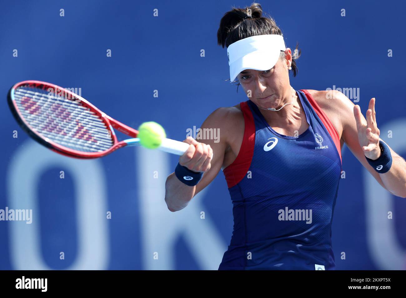 Caroline Garcia aus Frankreich dient dem Ball während eines Tenniswettbewerbs gegen Dona Vekic aus Kroatien bei den Olympischen Spielen der Women's Singles First Round 2020 in Tokio am 25. Juli 2021 im Ariake Tennis Park in Tokio, Japan. Foto: Igor Kralj/PIXSELL Stockfoto