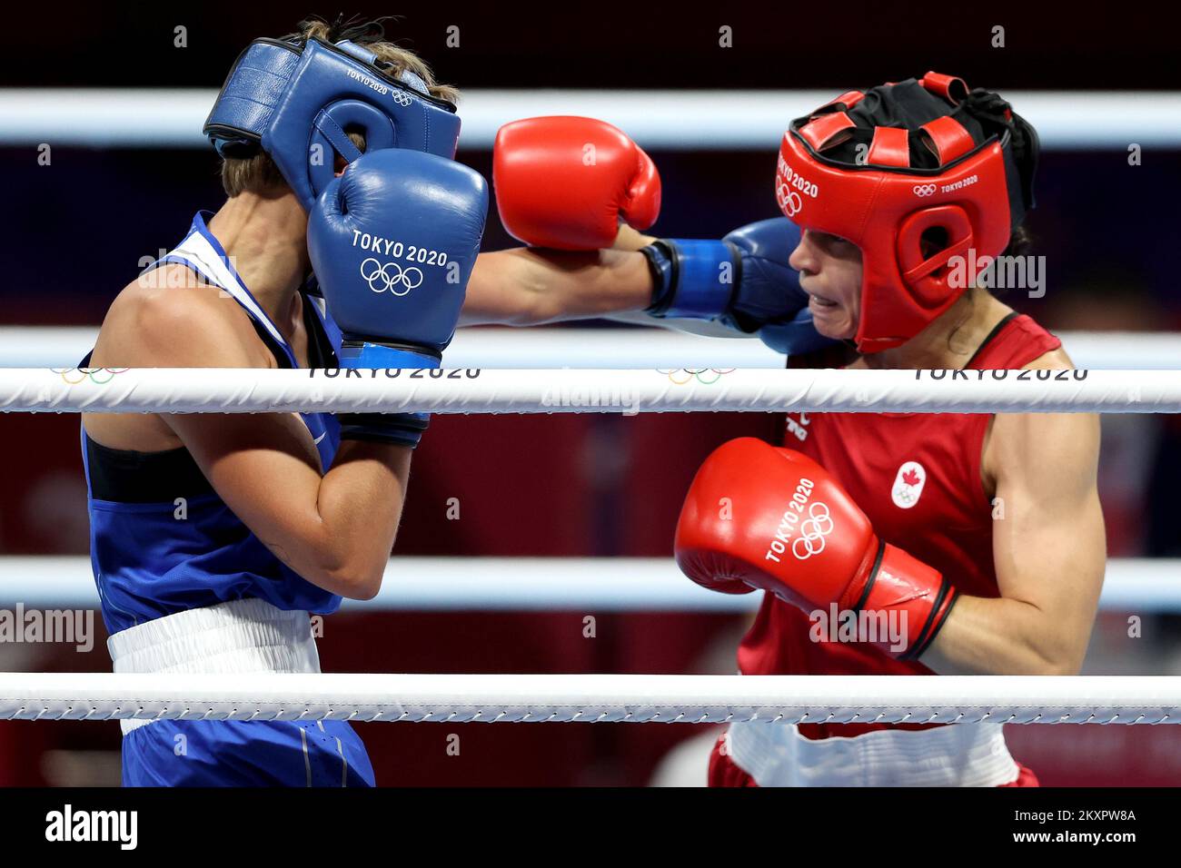 Caroline Veyre (R) aus Kanada tauscht während der Frauenfedern (54-57kg) am dritten Tag der Olympischen Spiele 2020 in Tokio am 26. Juli 2021 in der Kokugikan Arena in Tokio, Japan, mit Nikolina Cacic (L) aus Kroatien. Foto: Igor Kralj/PIXSELL Stockfoto