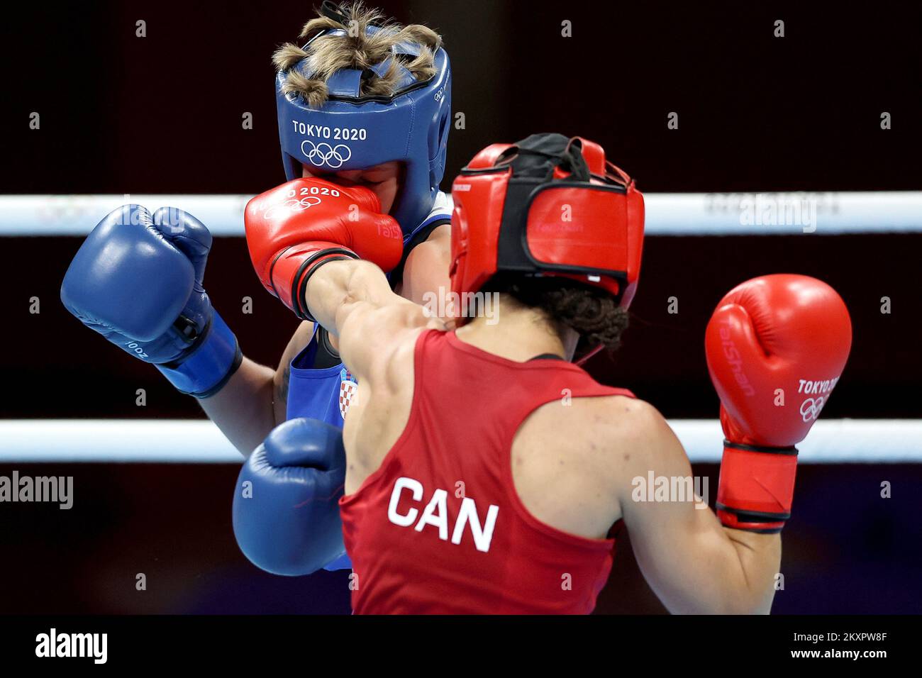 Caroline Veyre (R) aus Kanada tauscht während der Frauenfedern (54-57kg) am dritten Tag der Olympischen Spiele 2020 in Tokio am 26. Juli 2021 in der Kokugikan Arena in Tokio, Japan, mit Nikolina Cacic (L) aus Kroatien. Foto: Igor Kralj/PIXSELL Stockfoto