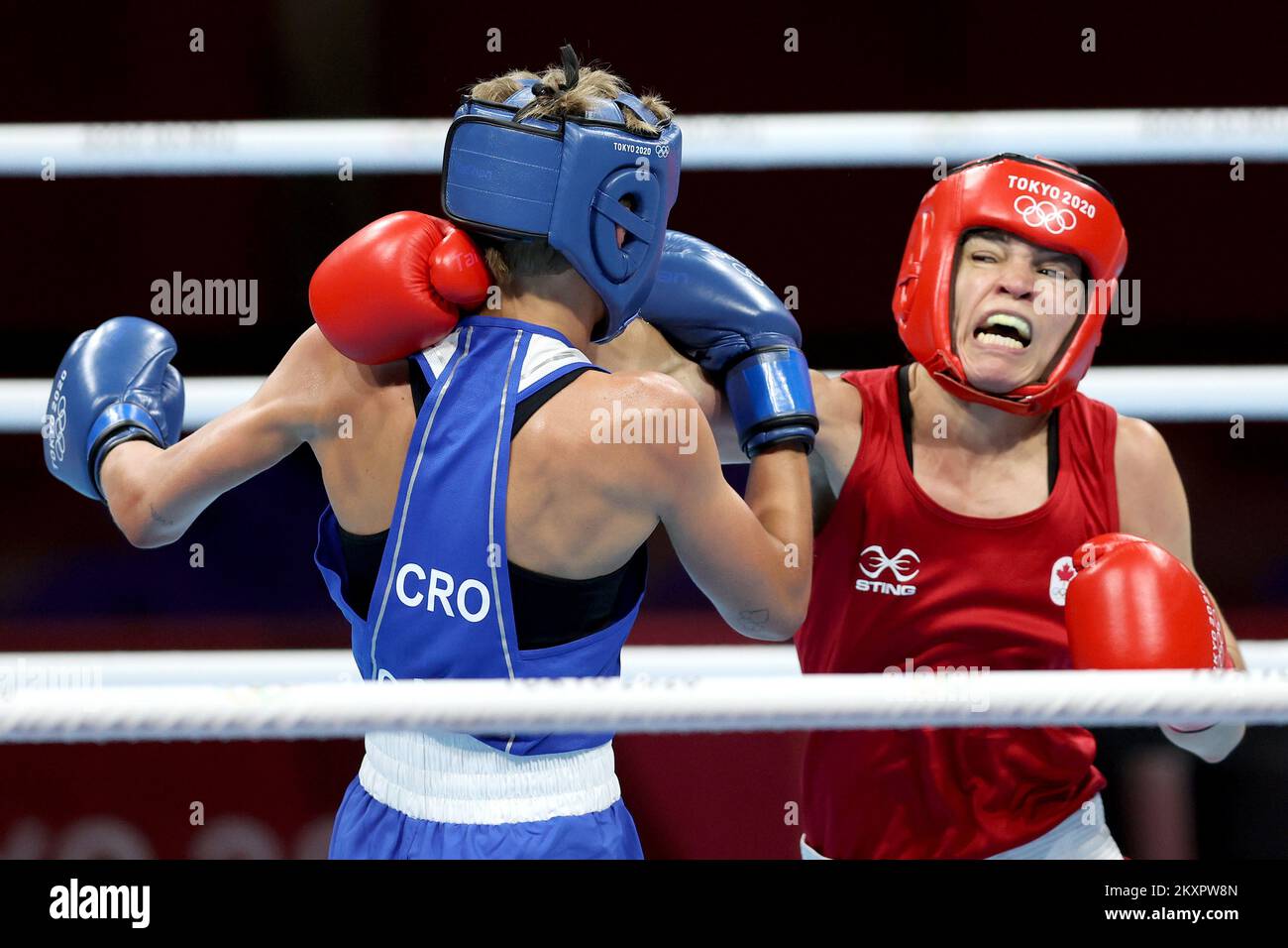 Caroline Veyre (R) aus Kanada tauscht während der Frauenfedern (54-57kg) am dritten Tag der Olympischen Spiele 2020 in Tokio am 26. Juli 2021 in der Kokugikan Arena in Tokio, Japan, mit Nikolina Cacic aus Kroatien. Foto: Igor Kralj/PIXSELL Stockfoto