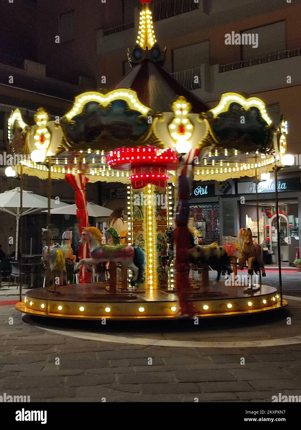 Fahrgeschäfte für Kinder zu weihnachten mit kleinen Pferden auf dem Karussell für den Urlaub Stockfoto