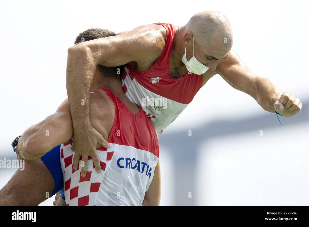 Valent Sinkovic, Right, und Martin Sinkovic aus Kroatien feiern, nachdem sie bei DER VERANSTALTUNG auf dem Sea Forest Waterway während der Olympischen Sommerspiele 2020 in Tokio, Japan, Gold im Finale der Männerpaare gewonnen haben. Foto: Igor Kralj/PIXSELL Stockfoto