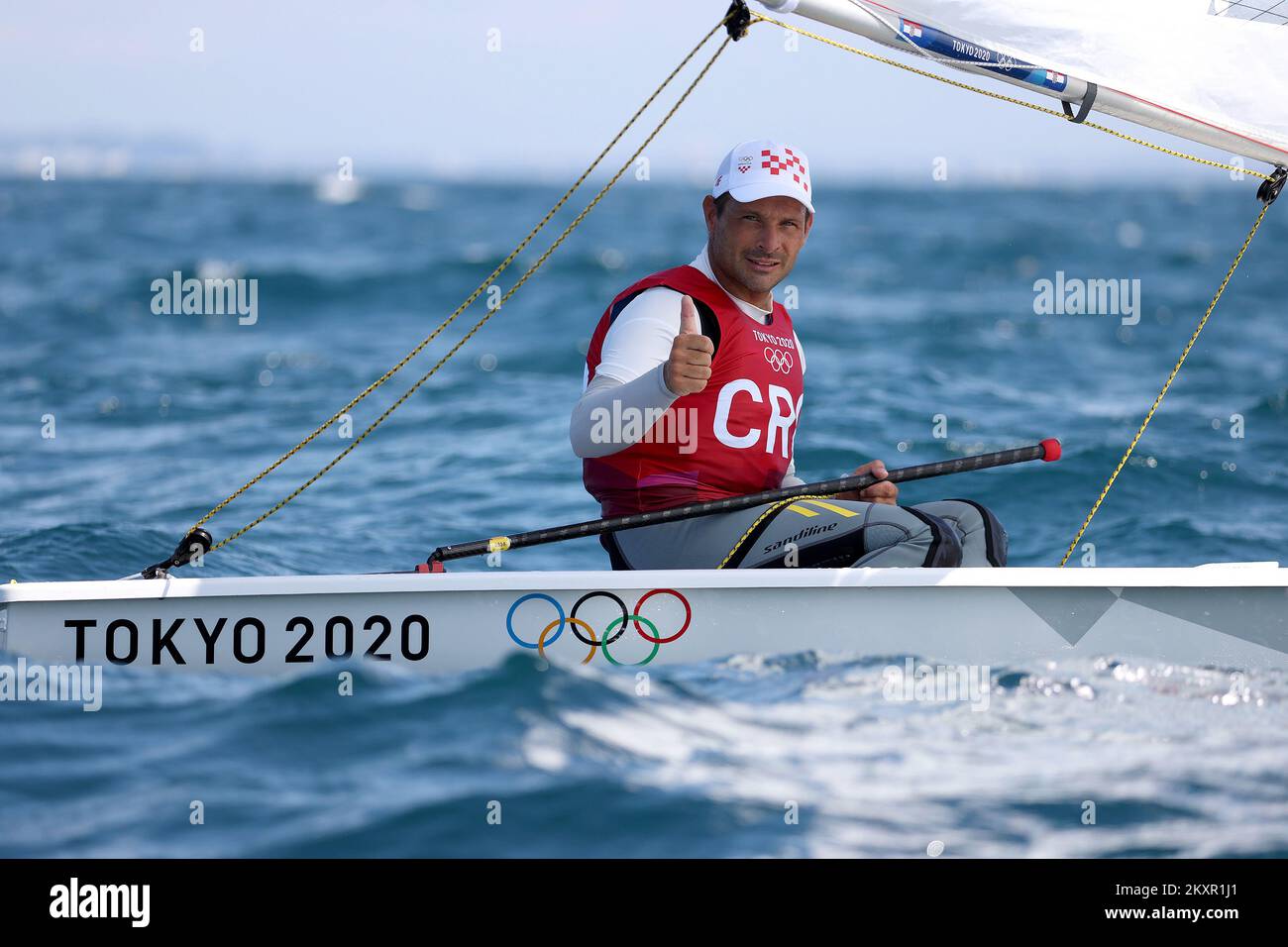 FUJISAWA, JAPAN – 01. AUGUST: Tonci Stipanovic aus Kroatien tritt am 9. Tag der Olympischen Spiele 2020 in Tokio am 1. August 2021 im Yachthafen von Enoshima in Fujisawa, Kanagawa, Japan, an. (Foto: Igor Kralj/Pixsell/MB Media/Getty Images) Stockfoto