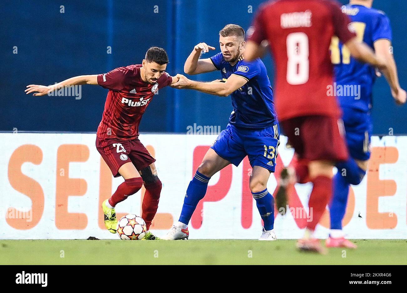 Kroatien, Zagreb - 4. AUGUST 2021 Filip Mladenovic, Stefan Ristovski während des Fußballspiels der UEFA Champions League in der dritten Qualifikationsrunde Leg 1 zwischen Dinamo Zagreb und Legia Warschau im Maksimir Stadium. Foto: Josip Regovic/PIXSELL Stockfoto