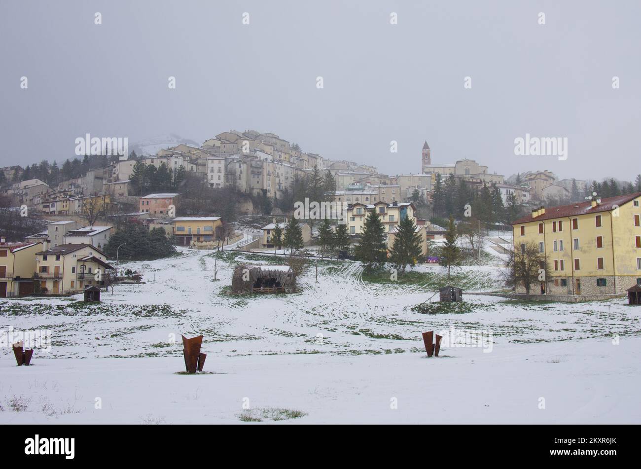 Rivisondoli (AQ) - Blick auf das charakteristische verschneite Bergdorf - Abruzzen - Italien Stockfoto