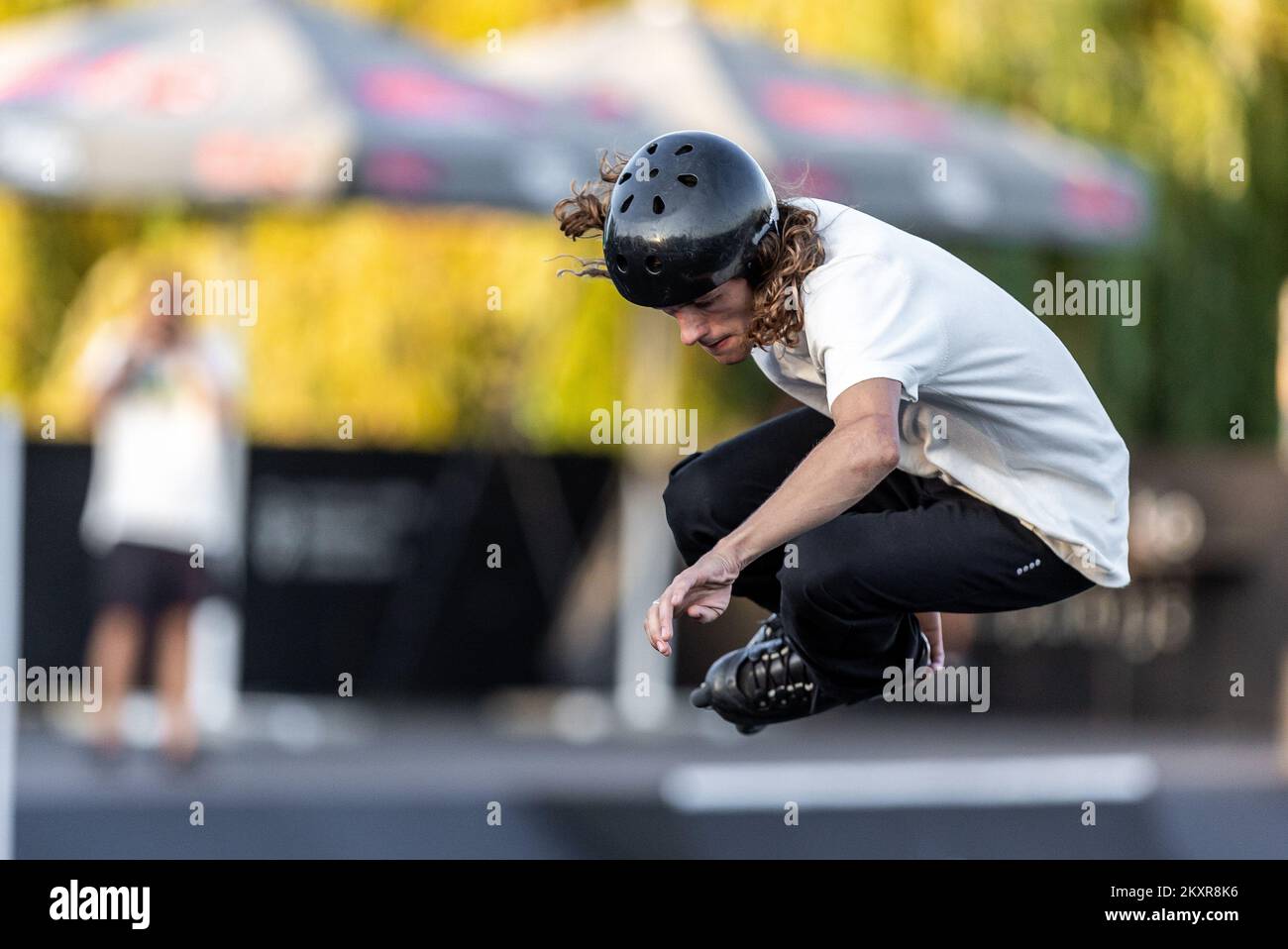 12. August 2021, Osijek - Skate-Park am linken Ufer des Drava-Flusses. Joe William Atkinson führt bei der Pannonian Challenge 22 ein Manöver durch. Inline-Wettbewerb. Foto: Davor Javorovic/PIXSELL Stockfoto