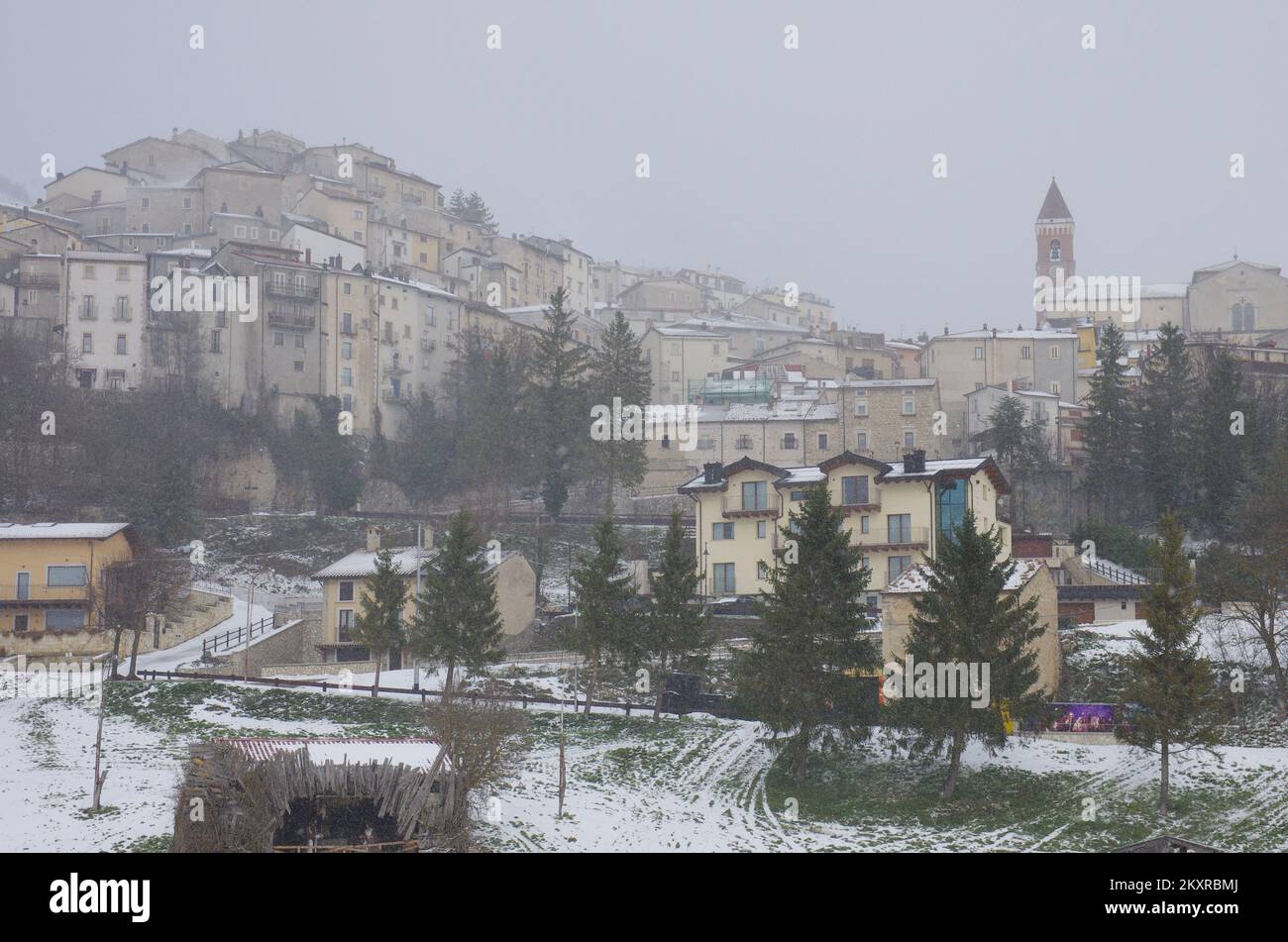 Rivisondoli (AQ) - Blick auf das charakteristische verschneite Bergdorf - Abruzzen - Italien Stockfoto