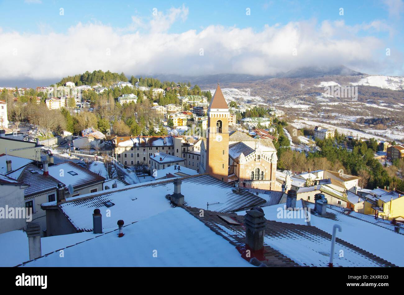 Rivisondoli (AQ) - Blick auf das charakteristische verschneite Bergdorf - Abruzzen - Italien Stockfoto