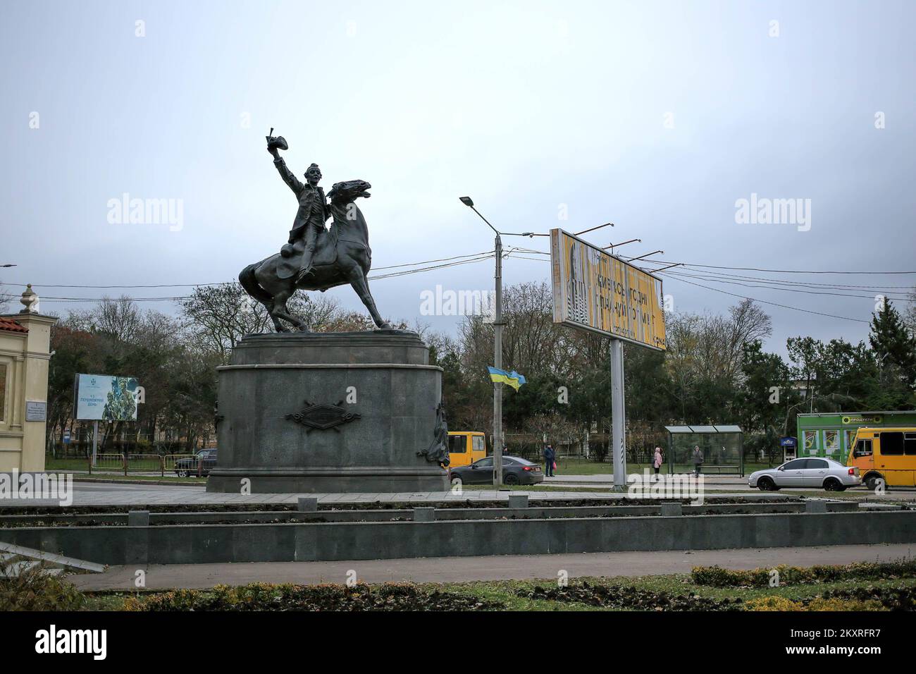 Odessa, Ukraine. 30.. November 2022. Das Denkmal für A.V. Suvorov ist am Eingang zur Siedlung Kotovsky zu sehen. Als Teil der Erlösung der Ukraine aus der russischen kaiserlichen Vergangenheit unterstützten die Abgeordneten die Entscheidung, die Denkmäler für die „Gründer von Odessa“ am Ekaterininskaja-Platz und an der A.V. abzubauen Suvorov auf der Pivdenna-Straße, während der XVI. Tagung des Stadtrates von Odessa. (Kreditbild: © Viacheslav Onyshchenko/SOPA Bilder über ZUMA Press Wire) Stockfoto