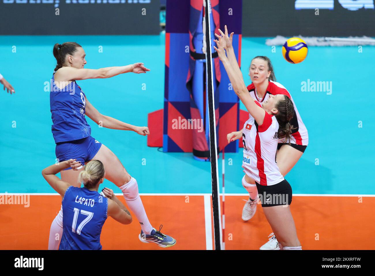 ZADAR, KROATIEN - AUGUST 23: Nadzeya Vladyka von Weißrussland Spikes und Madlaina Materie der Schweiz versucht, während des CEV EuroVolley 2021 Pool C-Spiels zwischen der Schweiz und Weißrussland in der Kresimir Cosic Hall im Visnjik Sports Center am 23. August 2021 in Zadar, Kroatien, eine Blockade herbeizuführen. Foto: Luka Stanzl/PIXSELL Stockfoto