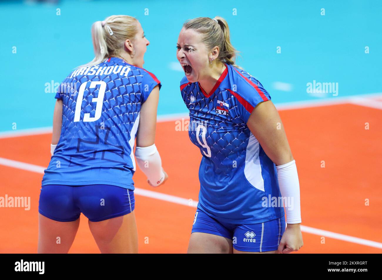 ZADAR, KROATIEN - AUGUST 24: Romana Kriskova und Jaroslava Pencova aus der Slowakei feiern am 24. August 2021 in Zadar, Kroatien, einen Punkt beim CEV EuroVolley 2021 Pool C zwischen der Schweiz und der Slowakei im Kresimir Cosic Hall im Visnjik Sports Center. (Foto: Luka Stanzl/Pixsell/MB Media/Getty Images) Stockfoto