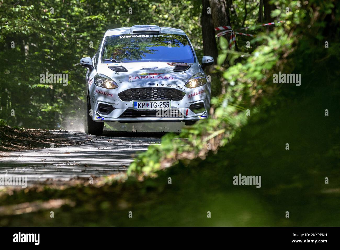 Die kroatische Crew Niko Pulic i Aleksandra Kovacic tritt während eines internationalen Wettbewerbs 10. INA Rally Kumrovec 2021 in einem Ford Fiesta Rally4 gegeneinander an. In Zagorska Sela, Kroatien, am 4. September 2021. Foto: Igor Kralj/PIXSELL Stockfoto