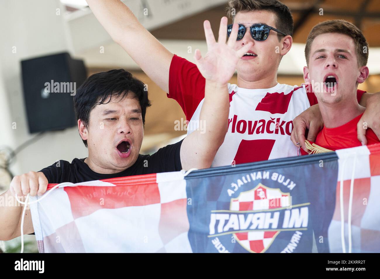 Kroatische Fans in fröhlicher Stimmung im Stadtzentrum vor dem UEFA-Fußballspiel der Weltmeisterschaft zwischen Kroatien und Slowenien am 07. September 2021 in Split, Kroatien. Foto: Milan Sabic/PIXSELL Stockfoto