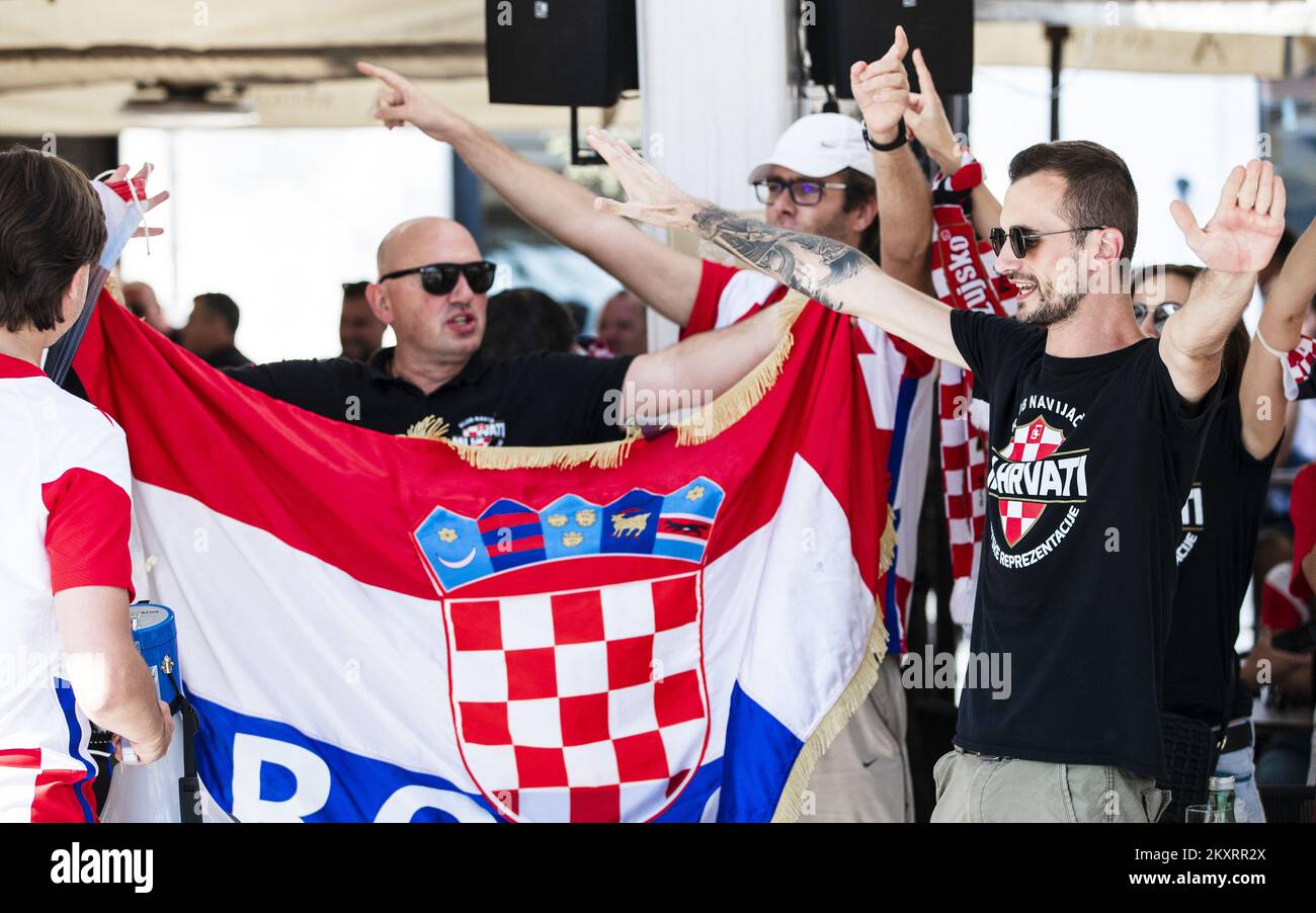 Kroatische Fans in fröhlicher Stimmung im Stadtzentrum vor dem UEFA-Fußballspiel der Weltmeisterschaft zwischen Kroatien und Slowenien am 07. September 2021 in Split, Kroatien. Foto: Milan Sabic/PIXSELL Stockfoto
