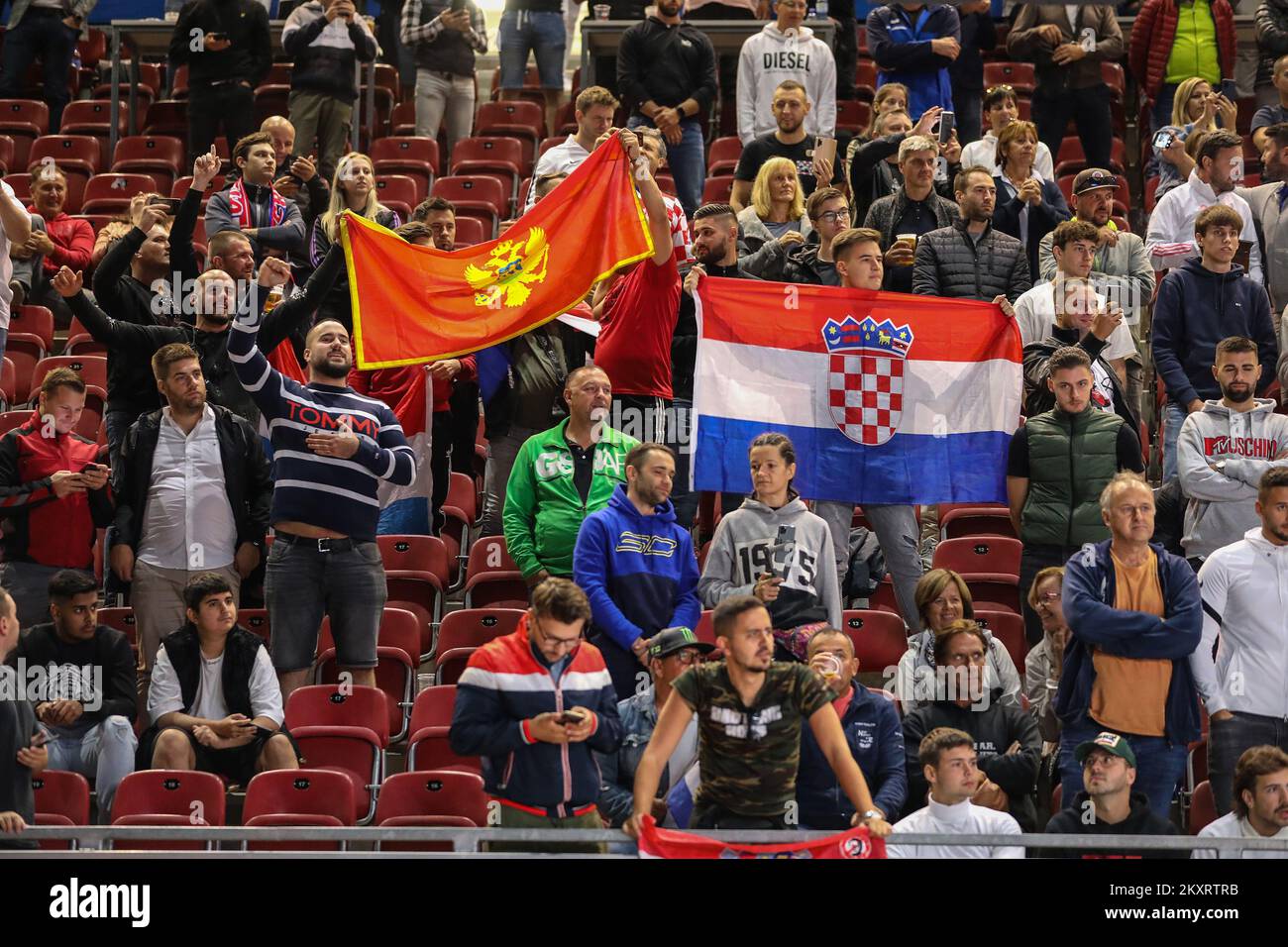 Kroatische Fans beim Boxen „Battle of the Giants“ im Woerthersee-Stadion in Klagenfurt, Österreich, am 10. September 2021. Filip Hrgovic erreichte den 13.. Sieg seiner Karriere, nachdem er montenegrinischen Marko Radonjic beim Matchroom-Event mit einer Pause vor Beginn der vierten Runde geschlagen hatte. Der unbesiegte Hrgovic setzte damit seinen Weg in Richtung des Hauptziels fort, nämlich den Kampf um den Titel des Weltmeisters im Schwergewicht. Foto: Jurica Galoic/PIXSELL Stockfoto