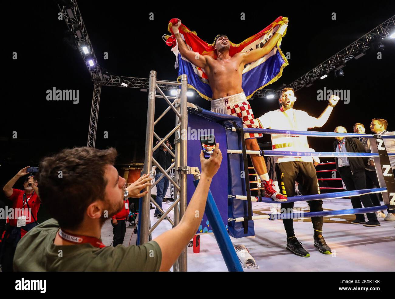 Kroatischer Filip Hrgovic nach der Boxveranstaltung „Battle of the Giants“ im Woerthersee-Stadion in Klagenfurt, Österreich, am 10. September 2021. Filip Hrgovic erreichte den 13.. Sieg seiner Karriere, nachdem er montenegrinischen Marko Radonjic beim Matchroom-Event mit einer Pause vor Beginn der vierten Runde geschlagen hatte. Der unbesiegte Hrgovic setzte damit seinen Weg in Richtung des Hauptziels fort, nämlich den Kampf um den Titel des Weltmeisters im Schwergewicht. Foto: Jurica Galoic/PIXSELL Stockfoto