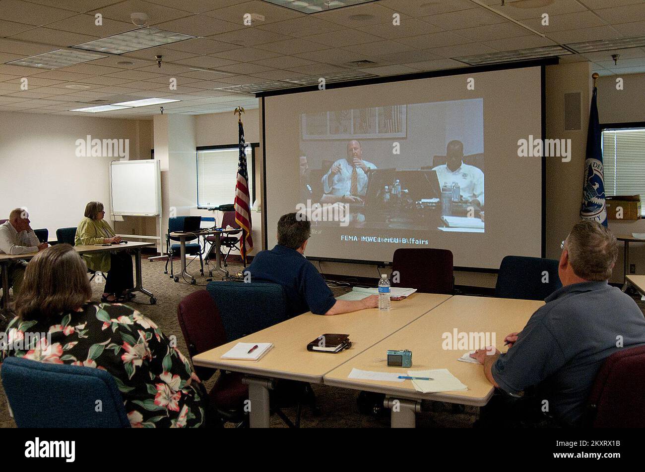 Notfallplanung und Sicherheit – Denver, Colorado , 12. Juni 2012 Reservisten der FEMA-Region VIII nehmen an einem landesweiten Video-Telekonferenz-Webcast im Regionalbüro Denver Teil, um mehr über das neue Reservistenprogramm zu erfahren. Fotos zu Katastrophen- und Notfallmanagementprogrammen, Aktivitäten und Beamten Stockfoto