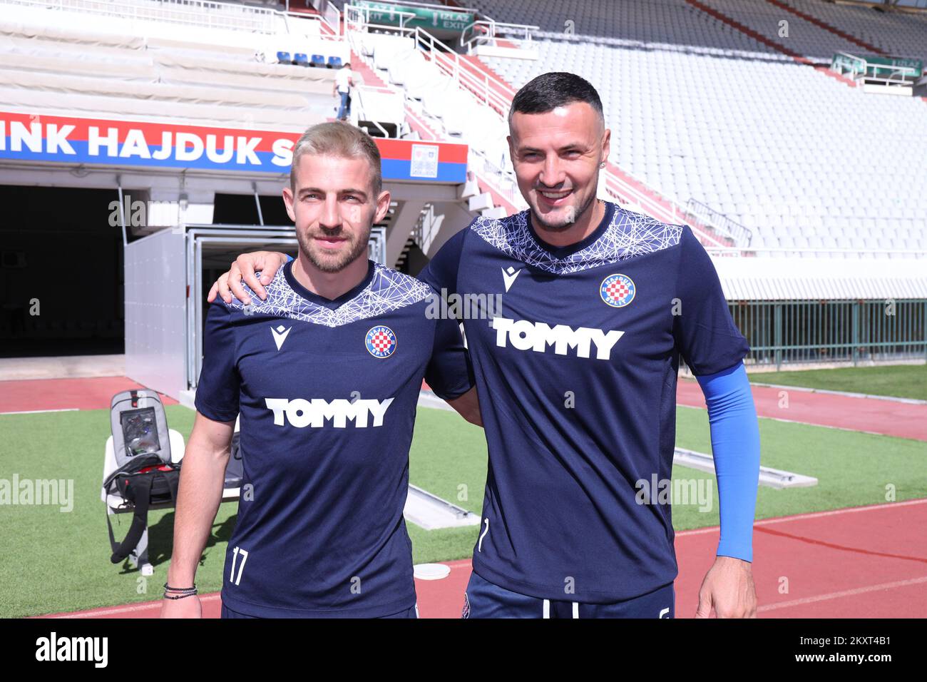 Die Fußballspieler Danijel Subasic und Dario Melnjak sind im Poljud-Stadion zu sehen. Der legendäre Torwart der kroatischen Nationalmannschaft Danijel Subasic kehrte nach Hajduk zurück, und ein neuer Spieler, Dario Melnjak, unterzeichnete am 23. September 2021 in Split, Kroatien, einen Vertrag bis zum Ende der Saison. Foto: Ivo Cagalj/PIXSELL Stockfoto