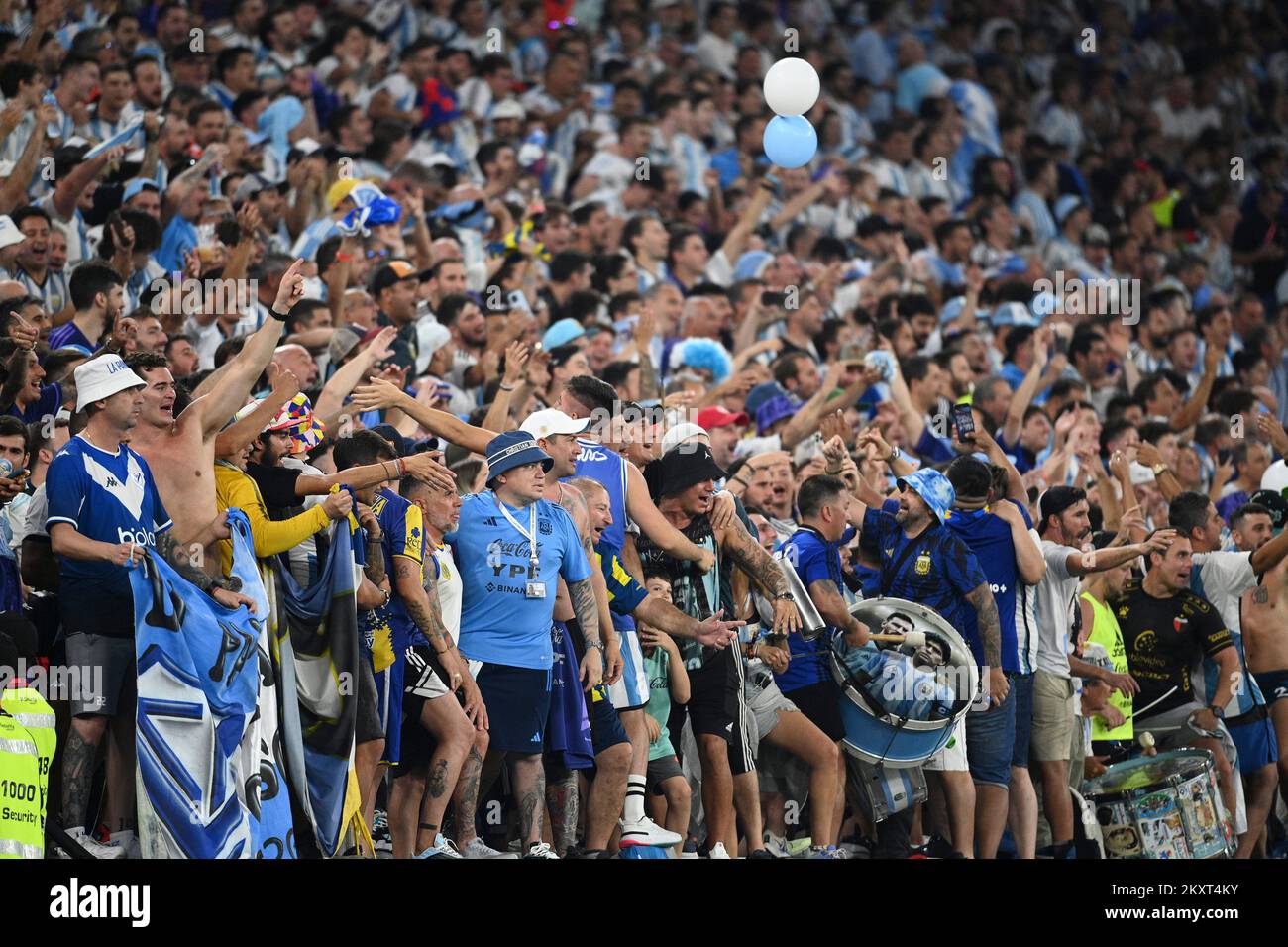 Doha, Katar. 30.. November 2022. Argentinische Fans feiern, nachdem Alexis Mac Allister aus Argentinien während eines Spiels zwischen Polen und Argentinien ein Tor geschossen hat, das für die Gruppenphase der Weltmeisterschaft gilt, die im Stadion 974 in Doha, Katar, stattfindet. Kredit: Richard Callis/FotoArena/Alamy Live News Stockfoto