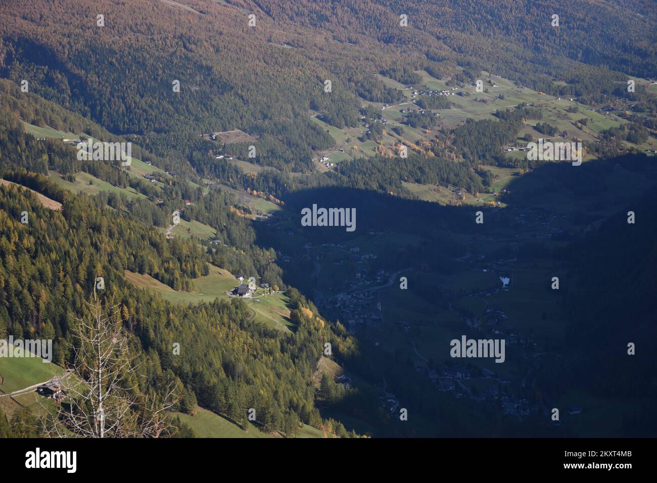 Mölltal, Kärnten, Oberkärnten, Jahreszeit, Herbst, Lärchen, braun, Tal, Berg, Sagritz, Apriach, Scheune, Heustadel, Schupfe, Mitteldorf, Bergbauernhof Stockfoto