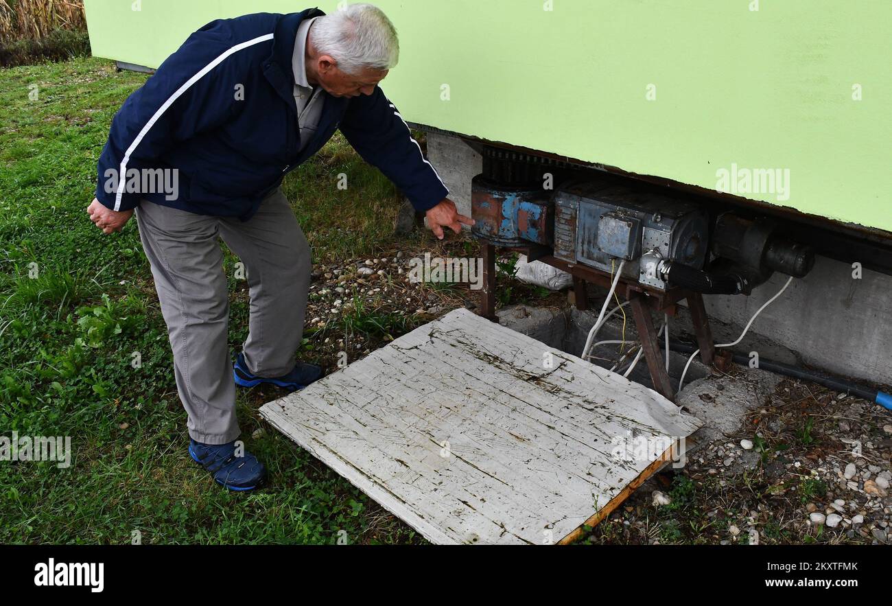 SRBAC (BOSNIEN UND HEZEGOVINA AM 08. Oktober 2021. - Um seiner Frau, die sich eine abwechslungsreichere Sicht von ihrem Familienhaus gewünscht hatte, zu gefallen, hat ein bosnischer selbst unterrichteter Innovator Vojin Kusic ein rotierendes Haus gebaut, das es ihr ermöglicht, in einem Moment eine aufgehende Sonne und in dem nächsten Passanten zu beobachten. Das Haus kann bei der langsamsten Geschwindigkeit 24 Stunden lang einen vollen Kreis drehen, während es bei der schnellsten Drehung in 22 Sekunden einen vollen Kreis machen kann. Foto: Ivica Galovic/PIXSELL Stockfoto