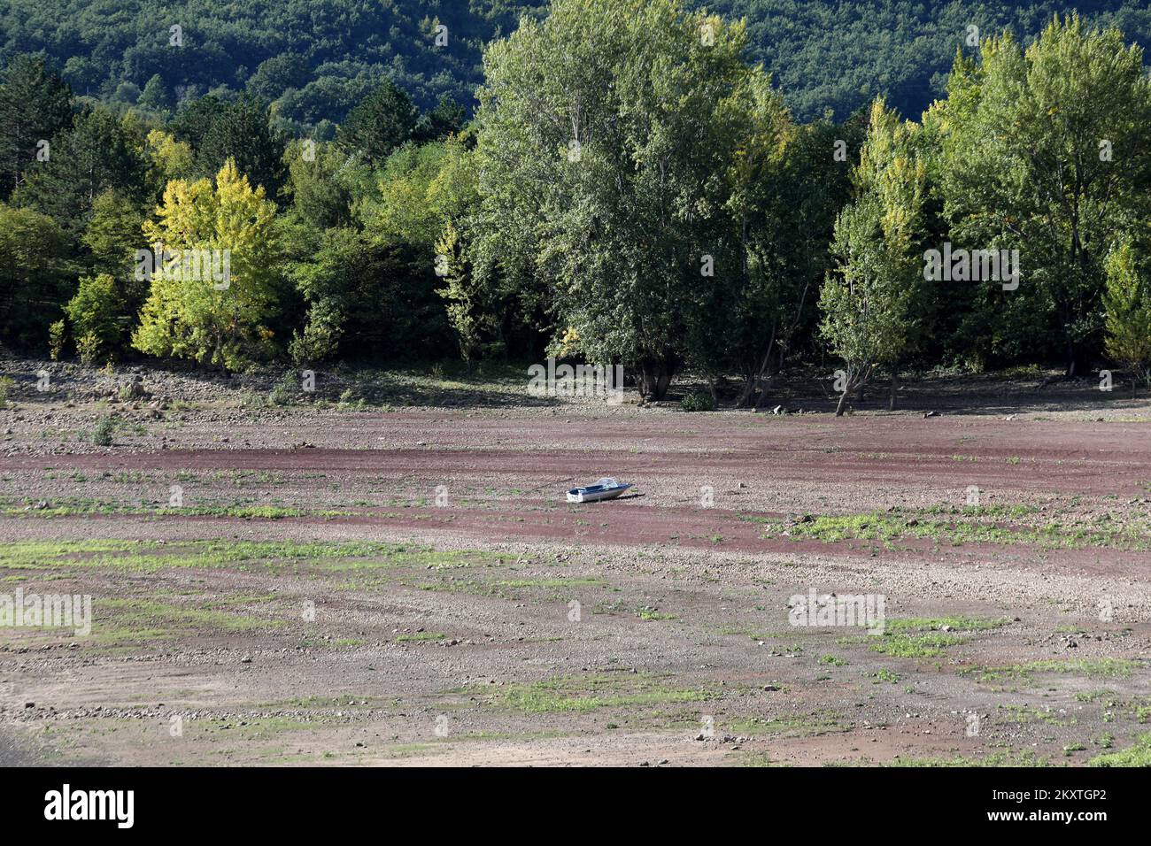 Der Niedrigwasserstand des Peruca-Sees enthüllte Überreste des Lebens entlang des Flusses Cetina. Ungewöhnliche Szenen und Bilder des Peruca-Sees, die nach der Verringerung des Wasserstands im angesammelten See entstanden sind. lakeÂ Peruca ist der zweite künstliche lakeÂ inÂ Kroatien, der afterÂ largestÂ Dubrava. Es befindet sich im Bezirk theÂ Split-Dalmatia. Der See wird byÂ waterâ am 14. Oktober 2021 aus dem Fluss Cetina in Peruca (Kroatien) gespeist. Foto: Dusko Jaramaz/PIXSELL Stockfoto