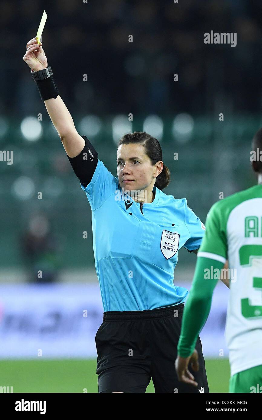 WIEN, ÖSTERREICH - OKTOBER 21: Ringrichter Kateryna Monzul aus der Ukraine zeigt Leo Greiml von SK Rapid Wien während des UEFA Europa League Gruppe H-Spiels zwischen Rapid Wien und Dinamo Zagreb am 21. Oktober 2021 im Allianz-Stadion in Wien die gelbe Karte. Foto: Marko Lukunic/PIXSELL Stockfoto