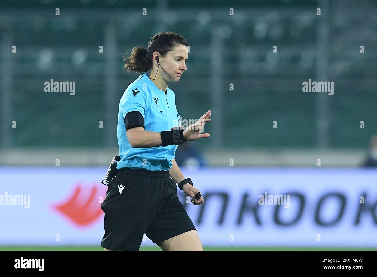 WIEN, ÖSTERREICH - OKTOBER 21: Ringrichter Kateryna Monzul aus der Ukraine während des UEFA Europa League Gruppe H-Spiels zwischen Rapid Wien und Dinamo Zagreb im Allianz-Stadion am 21. Oktober 2021 in Wien, Österreich. Foto: Marko Lukunic/PIXSELL Stockfoto